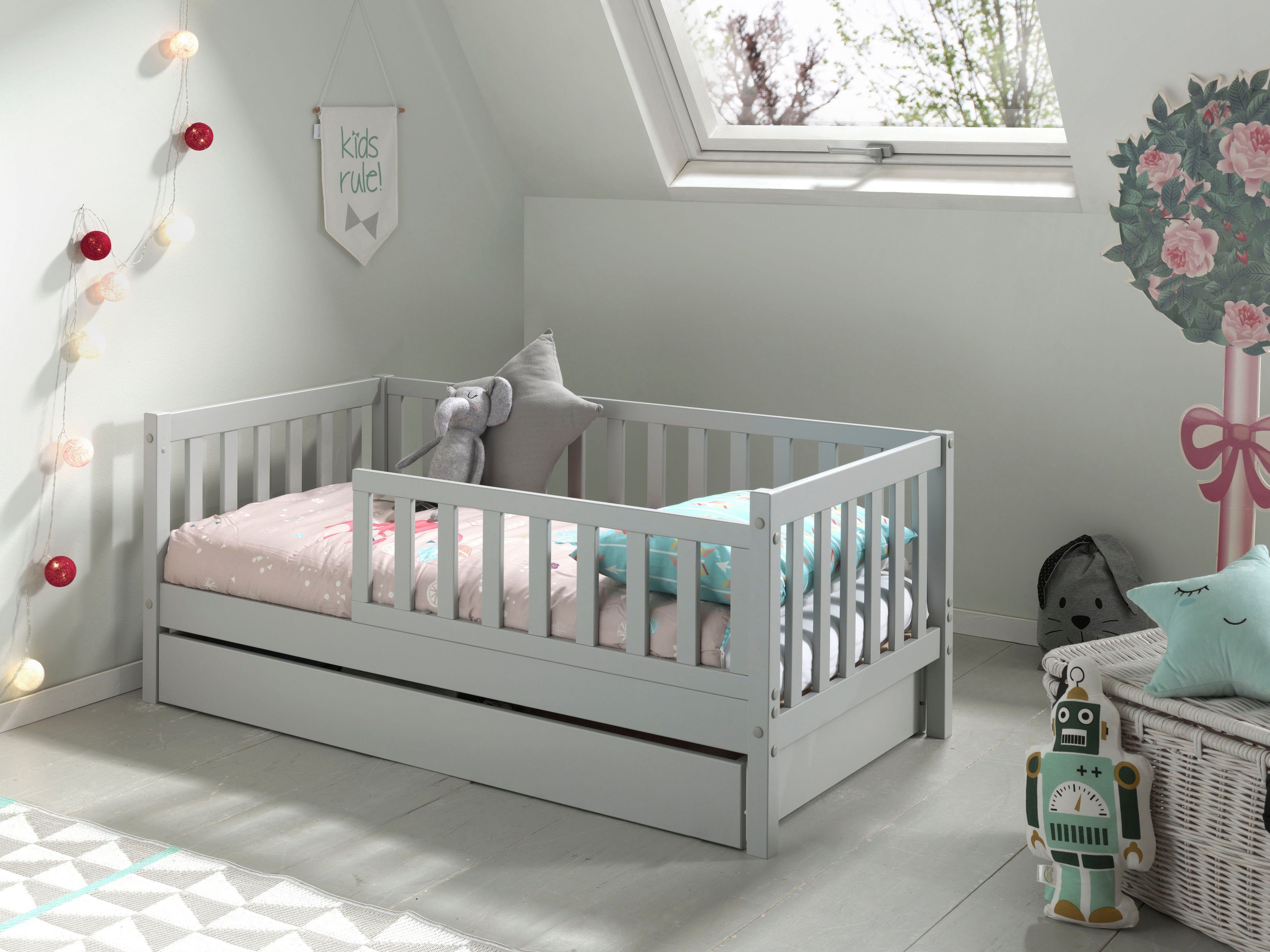 Vipack Kinderbett Junior, Kiefermassiv mit umlaufenden Sprossengitter und Rolllattenrost (B/H/T ca. 148x60x76cm, mit niedrigem Betteinstieg), wahlweise in 2 Farben, mit oder ohne Schublade