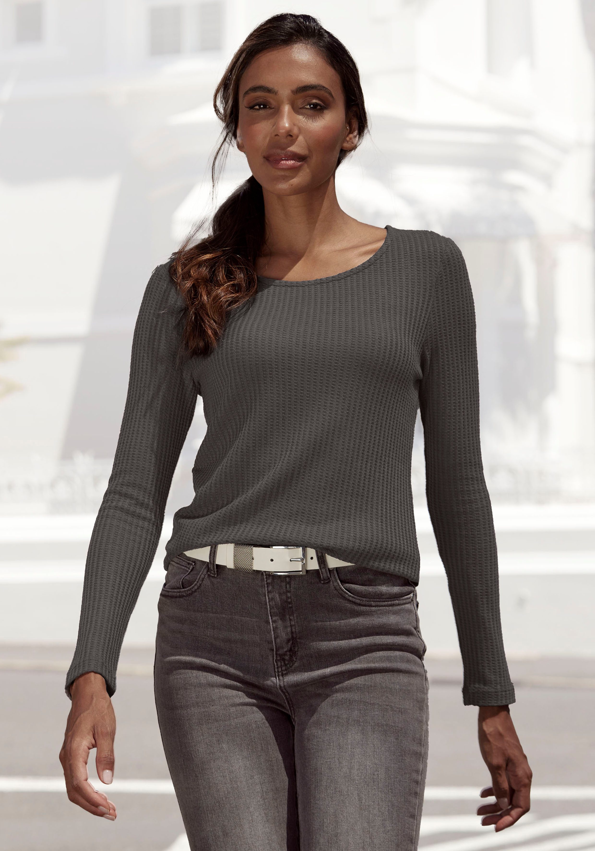 LASCANA Langarmshirt "in modischer Piqué-Optik", aus weicher Qualität mit V günstig online kaufen