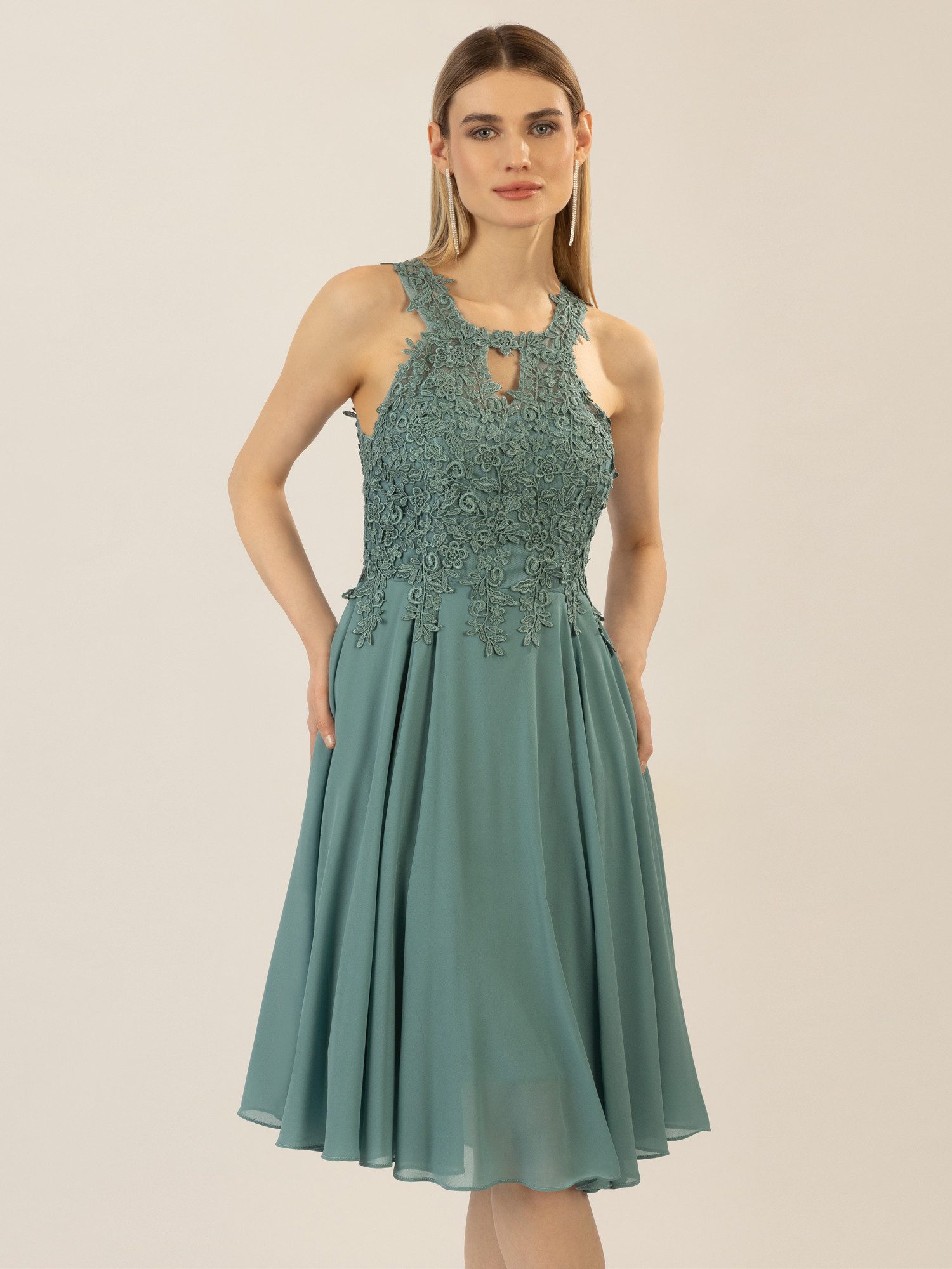 Apart Cocktailkleid aus einer Plastischen Spitze günstig online kaufen