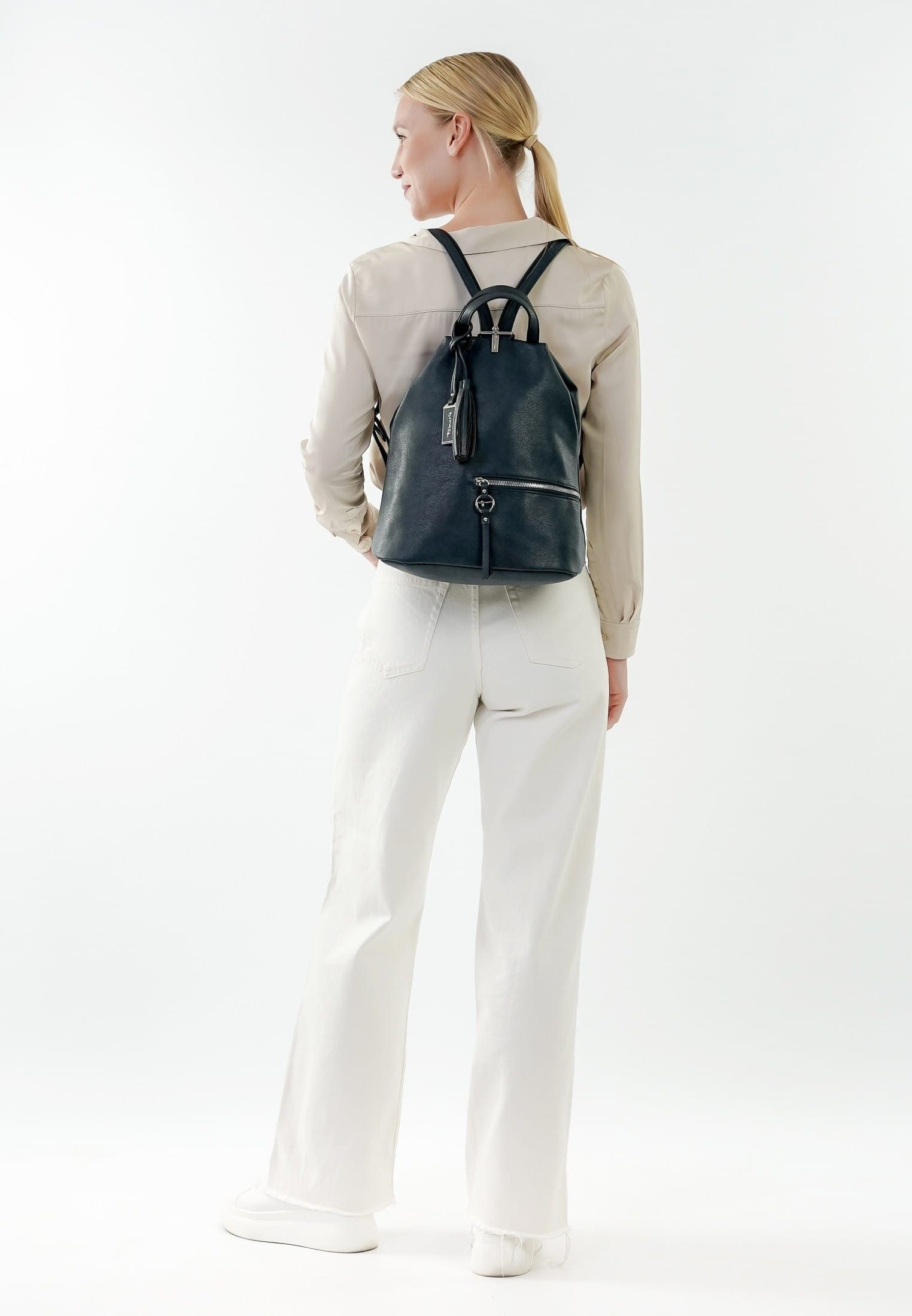 Tamaris Cityrucksack TAS Nele, Logo Anhänger