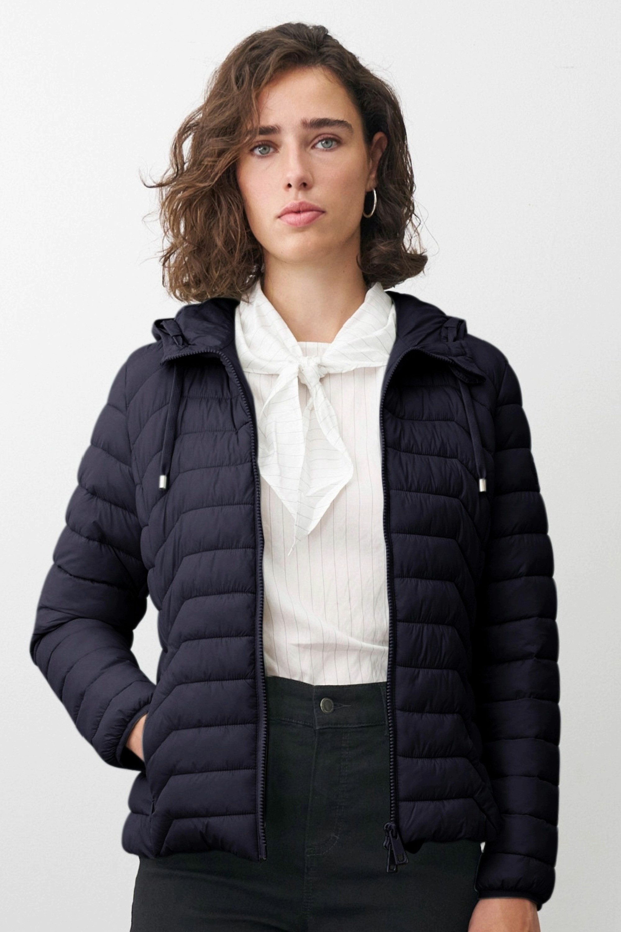 ONUA Steppjacke leichte Übergangsjacke oder Frühlingsjacke für Damen mit Kapuze