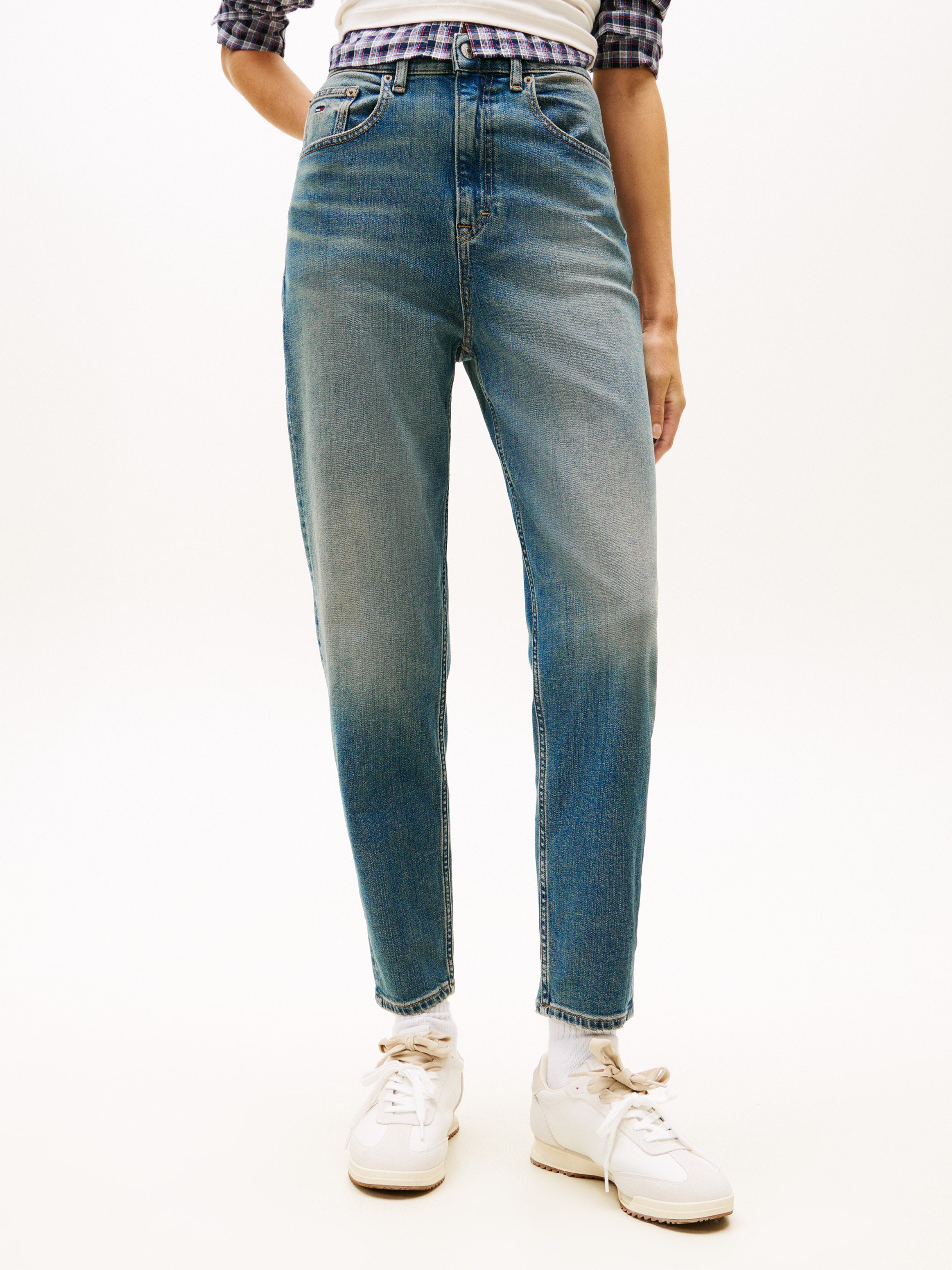 Tommy Jeans Mom-Jeans MOM JEAN UH TPR mit Logo-Stickereien, in knöchelfreier Länge