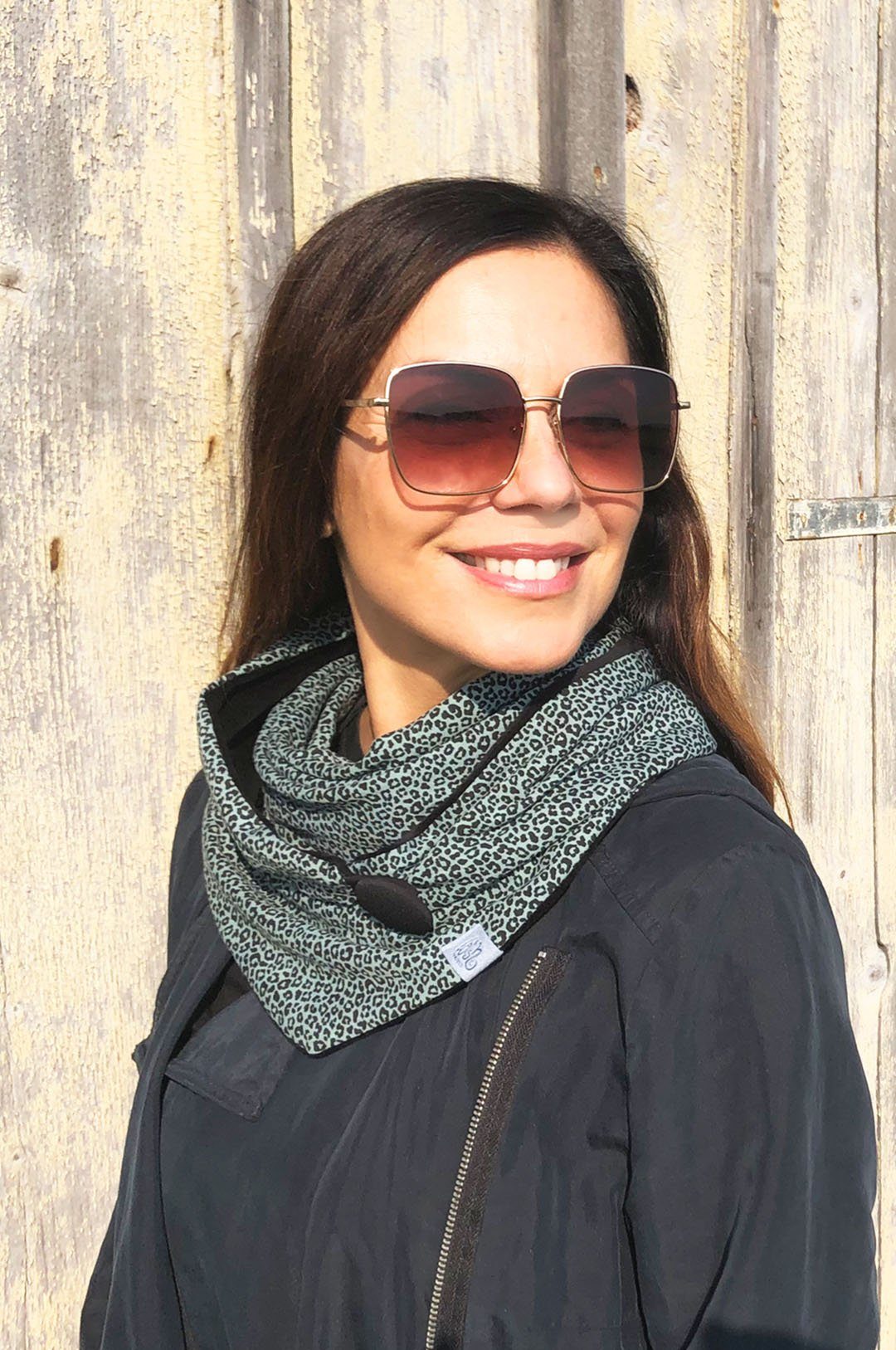 Wishproject® Halstuch Leopard Grün, Loopschal, Rundschal, Kapuzenschal, Schlauchschal, Variierbar mittels Knopf und Schlaufe