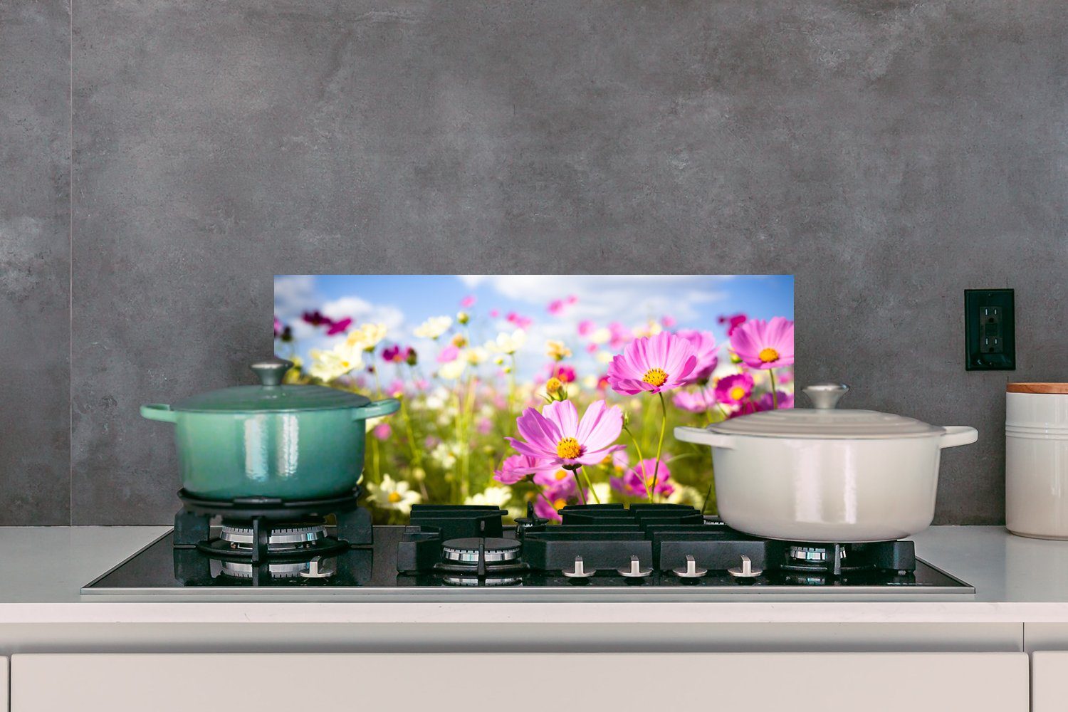 MuchoWow Küchenrückwand - cm, Weiß Wolken - und - für (1-tlg), Lila 60x30 Fett - Wiese Küchen - Gras gegen - Blau, Schmutzflecken Wandschutz, Blumen