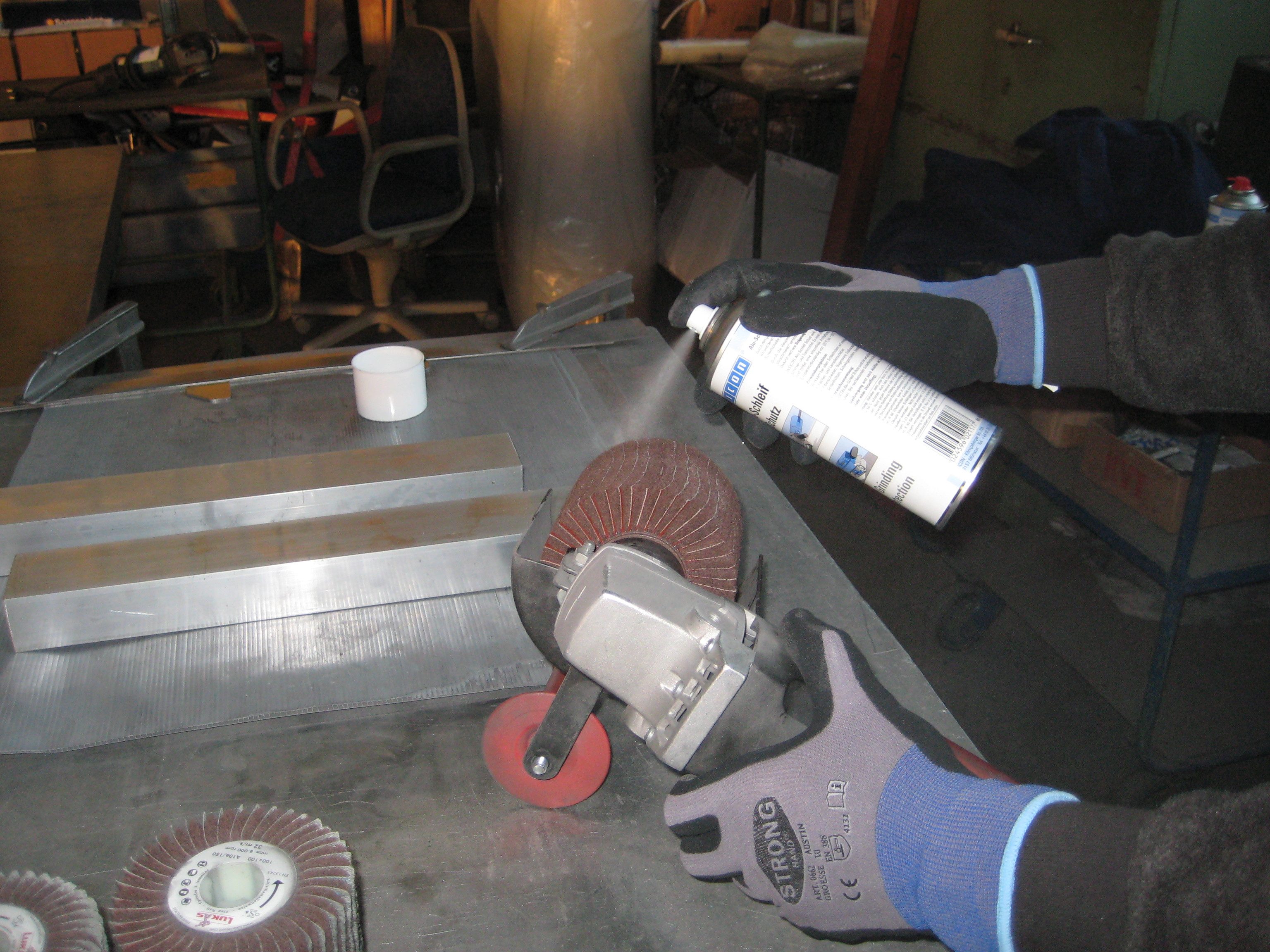 WEICON Schmierfett WEICON Alu-Schleifschutz, 400 ml, (Wirksam bei allen Schleifmitteln), Bildet eine silikonfreie Antihaftschicht auf dem Schleifmittel