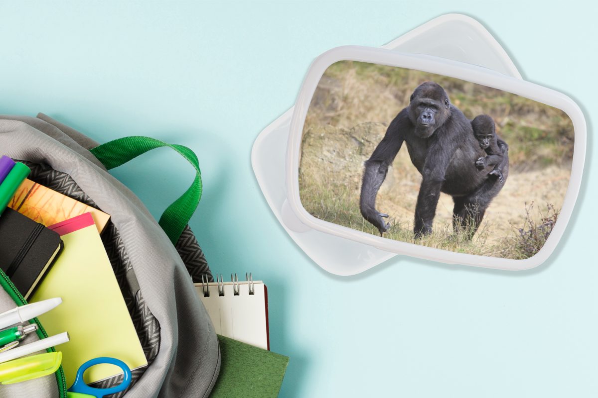 MuchoWow Lunchbox Bild und Erwachsene, und Kunststoff, seinem mit (2-tlg), für Jungs eines Kinder Jungtier für einem Brotdose, Brotbox auf Gorillas Mädchen weiß Rücken