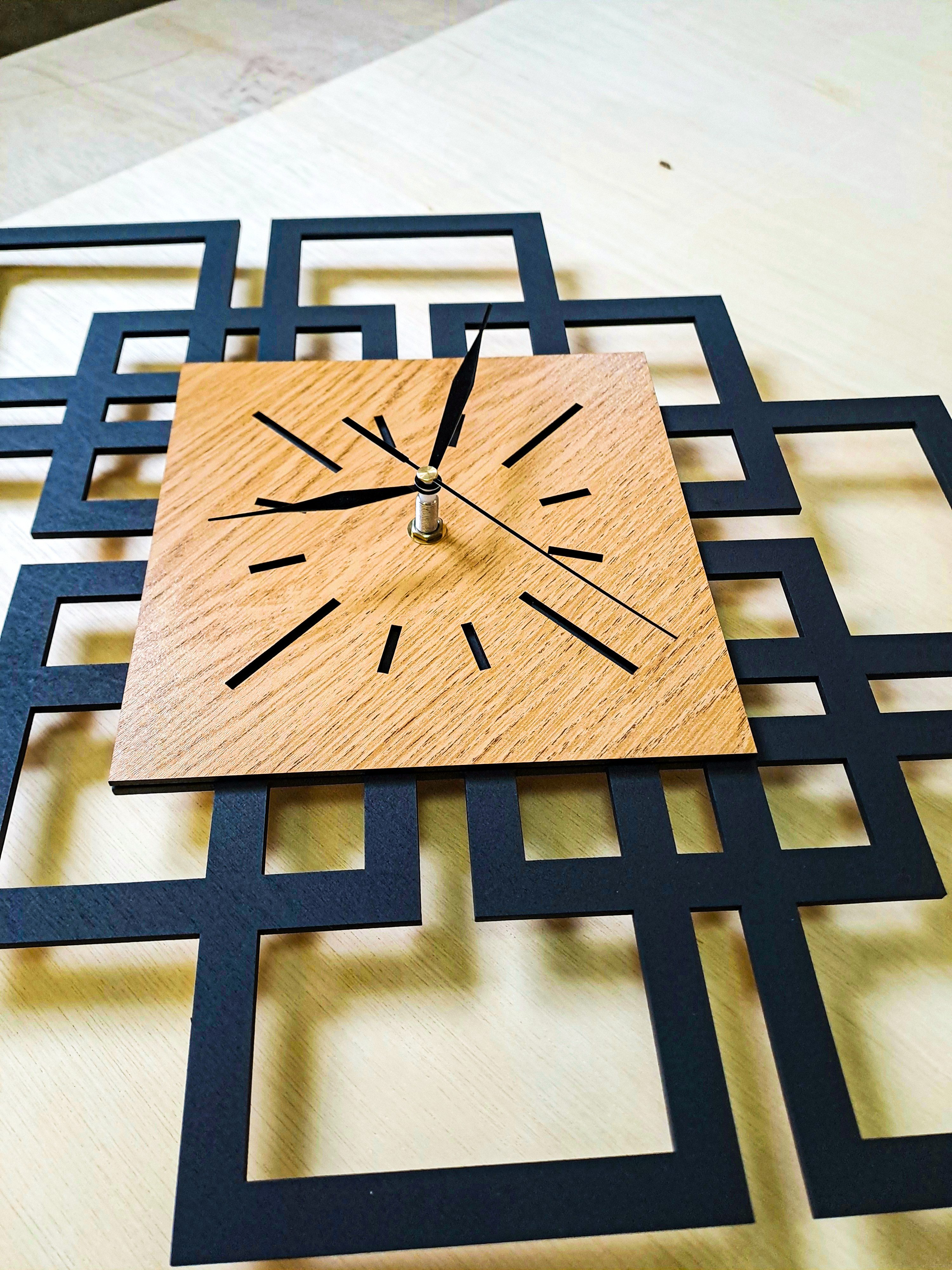 ORNAMENTI Wanduhr Groß, modern Wanduhr, Holz, Eichenfurnier, loft, minimalistisch (ohne Ticken, Wanddeko, Holzdeko, 4 Farben, hingucker Wanduhr)
