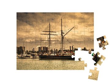 puzzleYOU Puzzle Altes Segelschiff vor Anker, Hafen, 48 Puzzleteile, puzzleYOU-Kollektionen Segelschiffe
