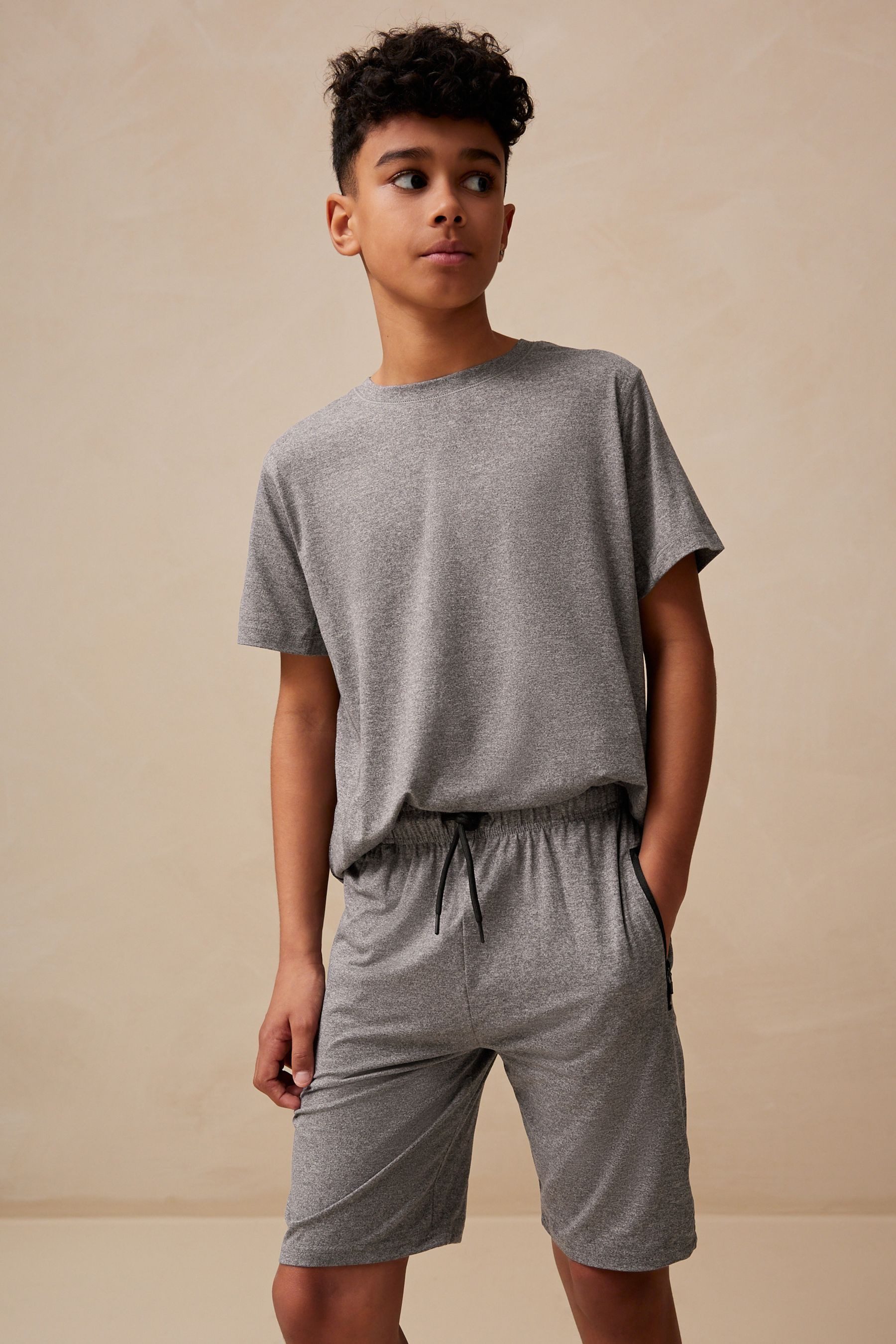 Next T-Shirt & Shorts Set aus sportlichem T-Shirt und Shorts (2-tlg)