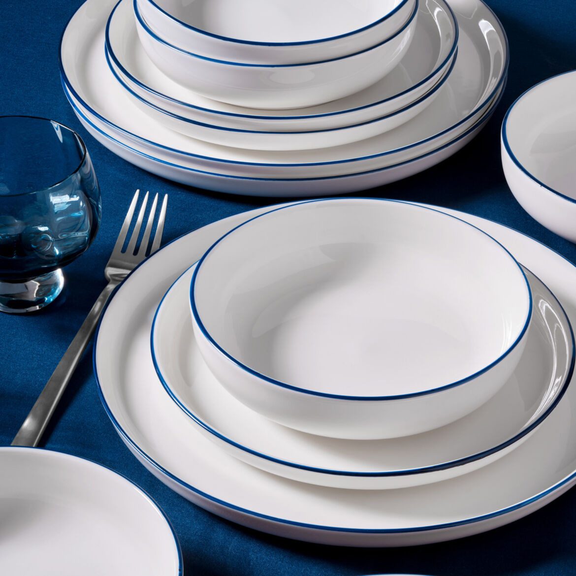 GÜRAL Porselen Tafelservice BILBAO (12-tlg), 4 Personen, Porzellan, Cremefarben, dunkelblauer Rand, robustes Bone Porzellan