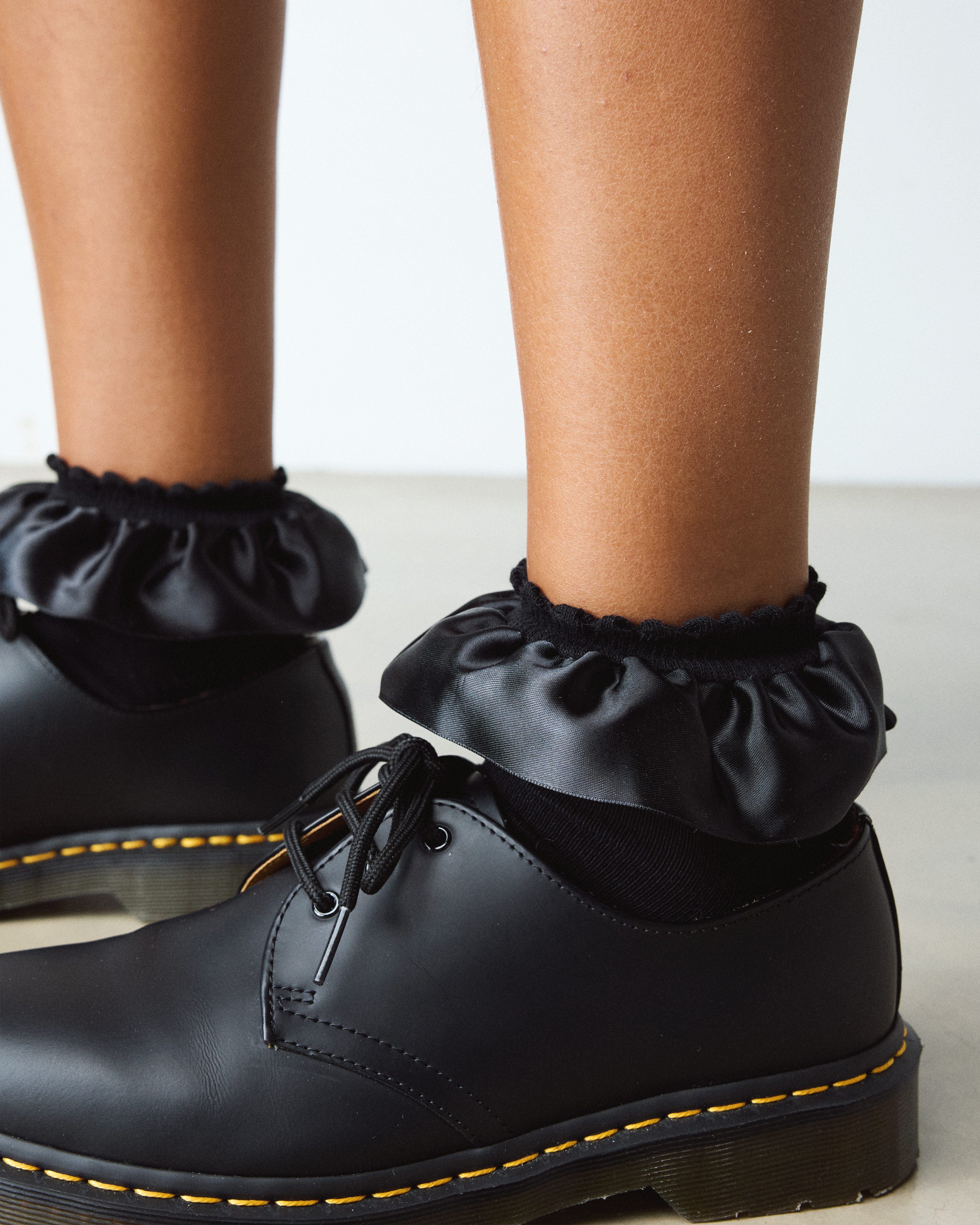 DR. MARTENS Socken Frill (1-Paar) Süßer Socken mit großer Satin-Rüsche