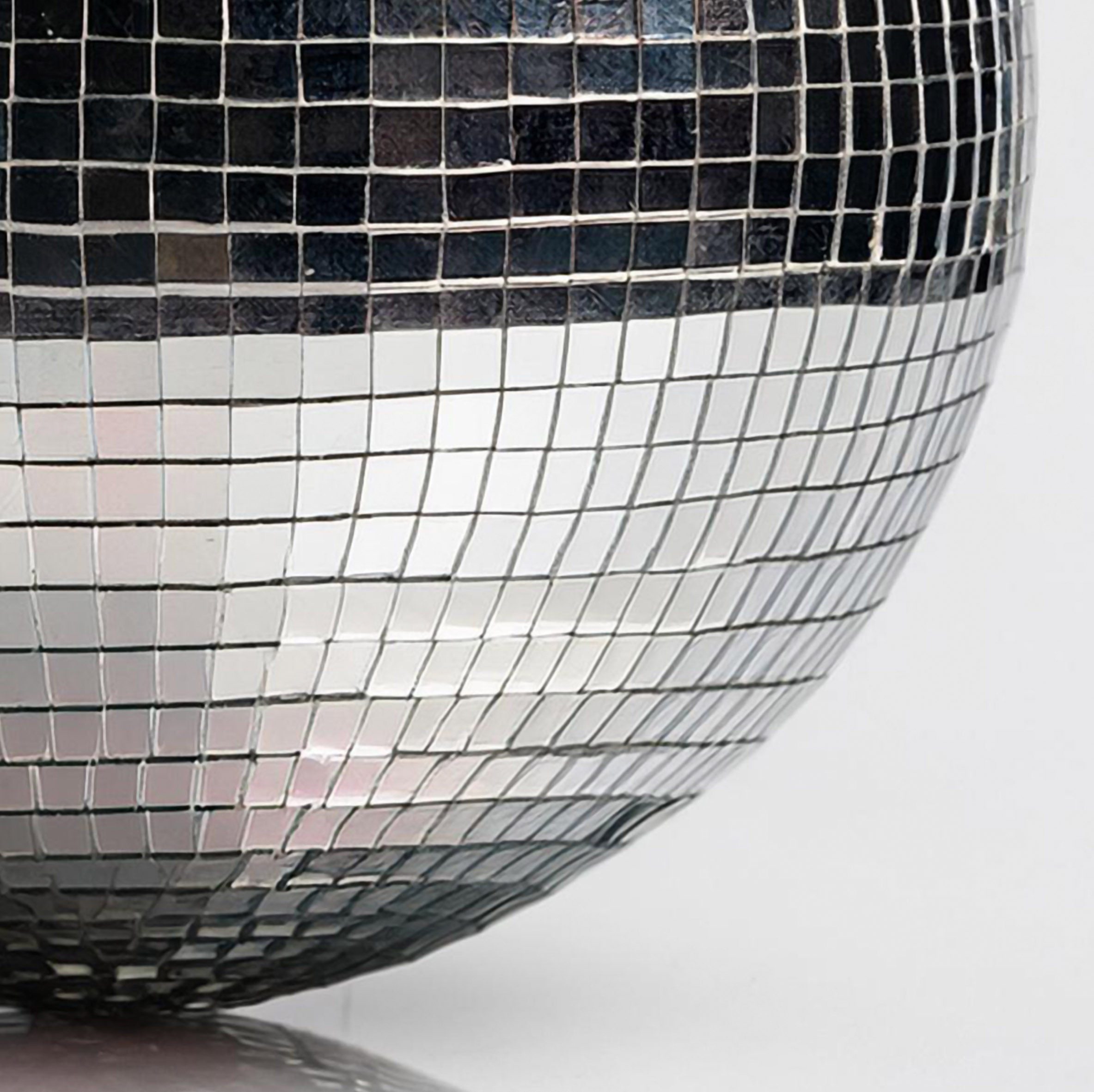Spetebo Dekokugel Discokugel zum Aufhängen (Artikel, 1 St., 1-tlg), Spiegelkugel mit Echtglas Facetten in Silber – Bild 3 von 5