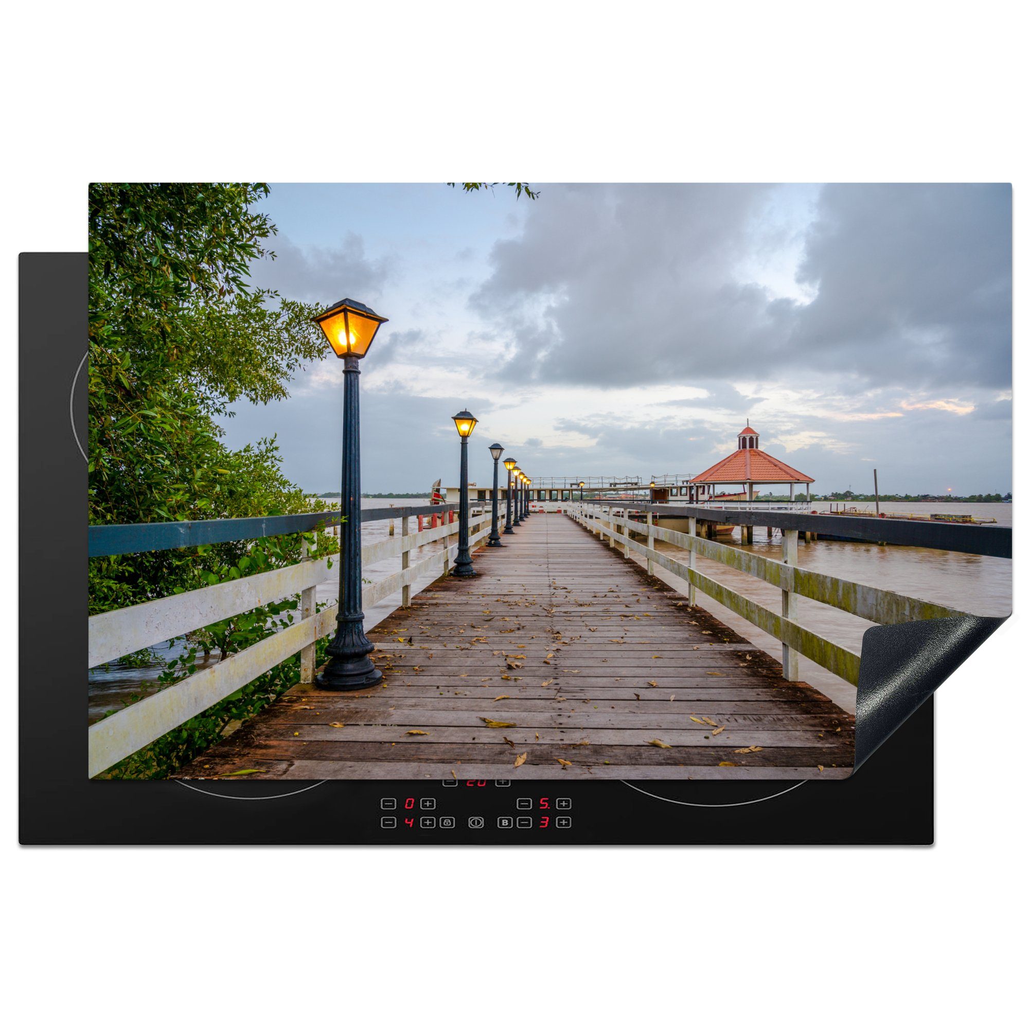 MuchoWow Herdblende-/Abdeckplatte Pier in Paramaribo an einem regnerischen Tag, Vinyl, (1 tlg), 81x52 cm, Induktionskochfeld Schutz für die küche, Ceranfeldabdeckung