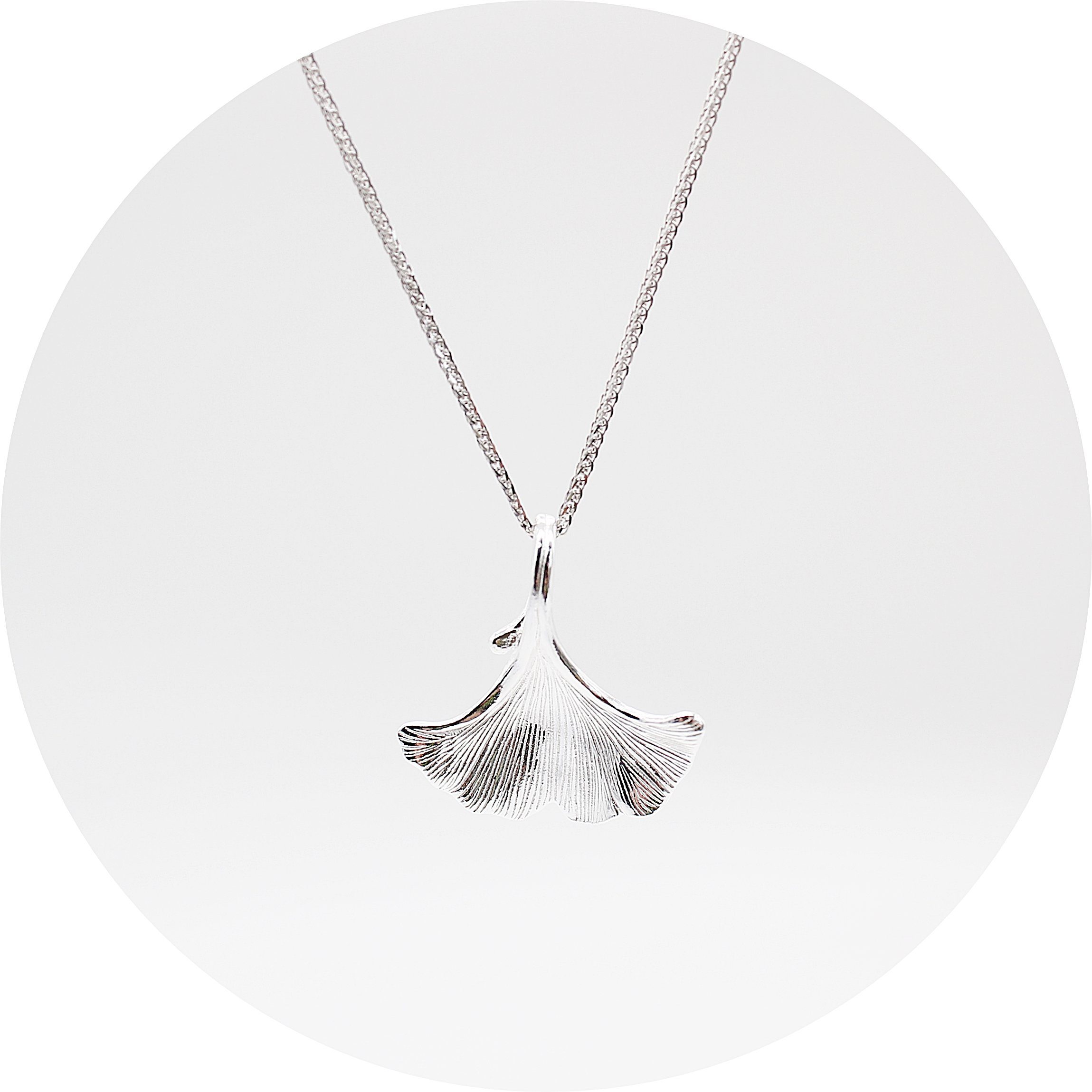 ELLAWIL Silberkette Halskette mit Ginkgoblatt Anhänger Kette Ginkgo Blatt Biloba (Kettenlänge 40 cm, Sterling Silber 925), inklusive Geschenkschachtel