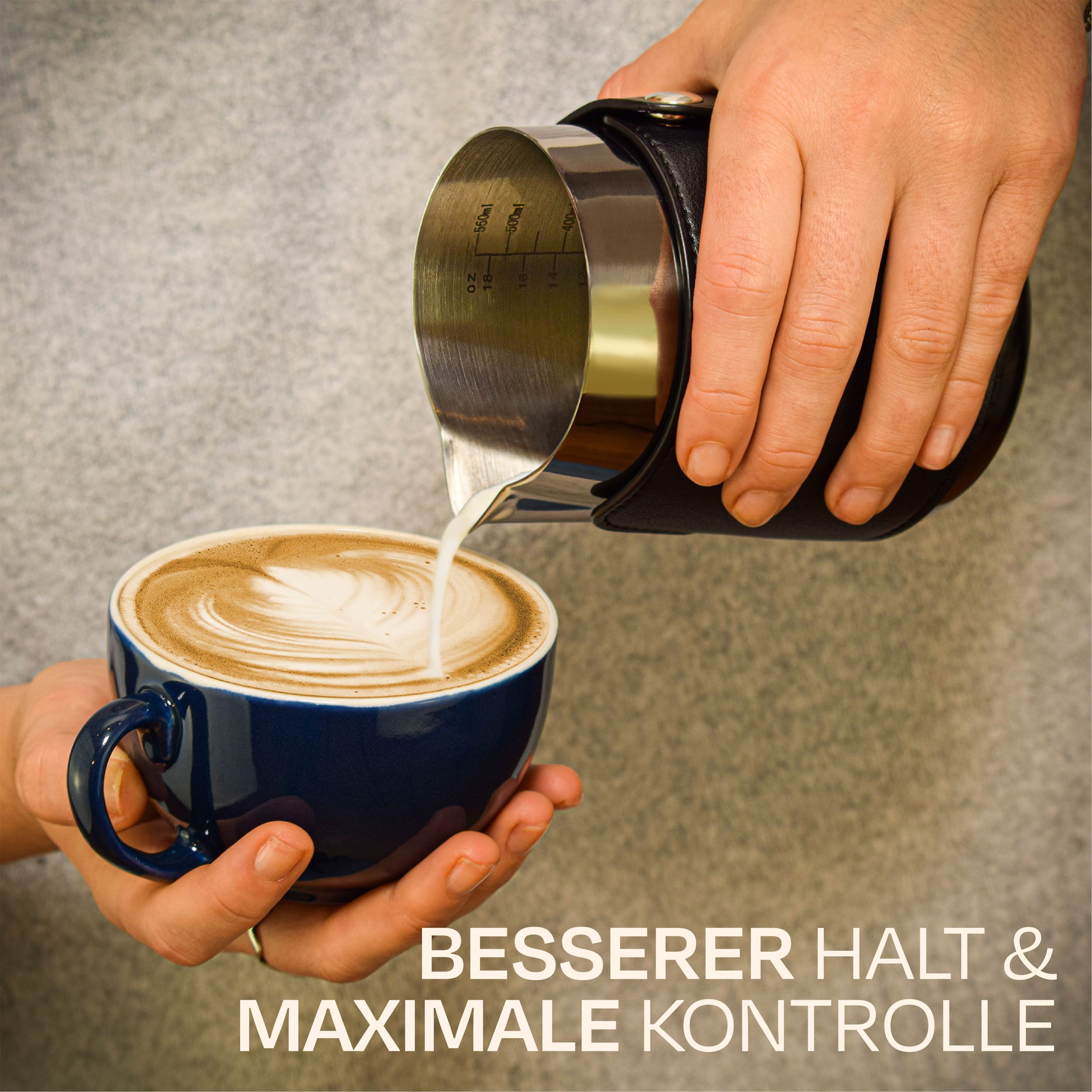 Cosumy Milchkännchen Barista Milchkännchen Edelstahl 500ml mit Lederhülle, 500 l, (Set, 1-St), Griffloses Design - Messskala im Inneren