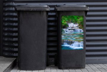 MuchoWow Wandsticker Wasserfall - Bäume - Natur - Dschungel (1 St), Mülleimer-aufkleber, Mülltonne, Sticker, Container, Abfalbehälter
