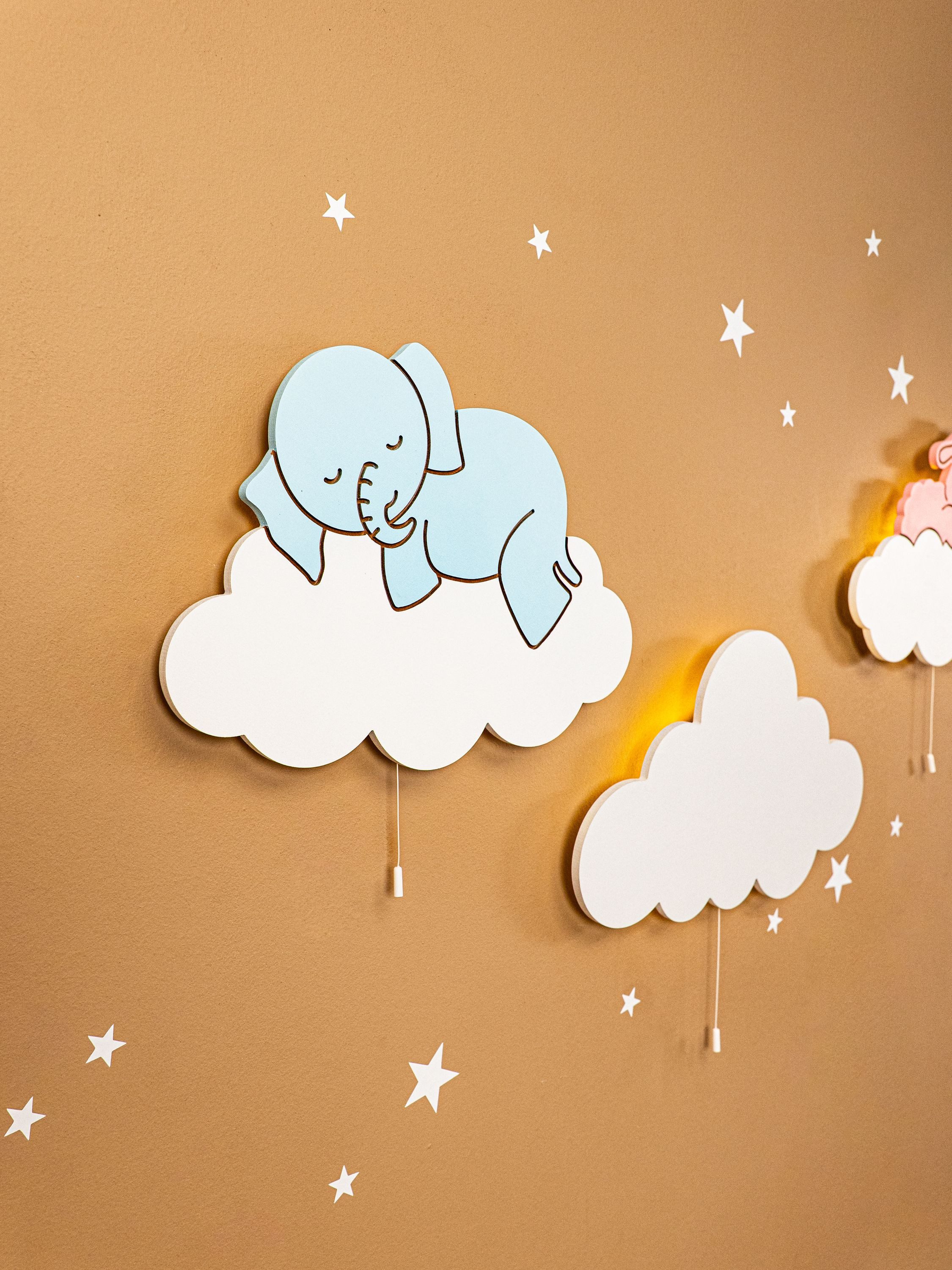 COZYCOLLECTIONS LED Wandleuchte Handbemaltes LED-Wandnachtlicht „Elefant auf der Wolke in Holzoptik, LED, Warmweiß, Montessori: sanftes Licht & eigene Schalter fördern Autonomie