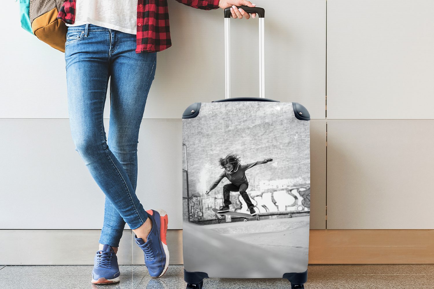 MuchoWow Handgepäckkoffer Stunt schwarz Ferien, Handgepäck Reisetasche Reisekoffer mit Trolley, Ein einen Skateboard weiß, - ihrem 4 für Rollen, und macht mit Mädchen rollen