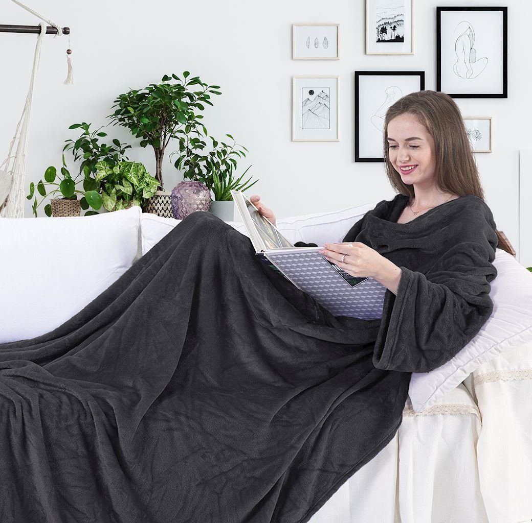 Tagesdecke Ärmeldecke Lazy - TV Blanket mit Ärmeln und aufgenähten Taschen, DecoKing, Tragbare Kuscheldecke charcoal | Tagesdecken