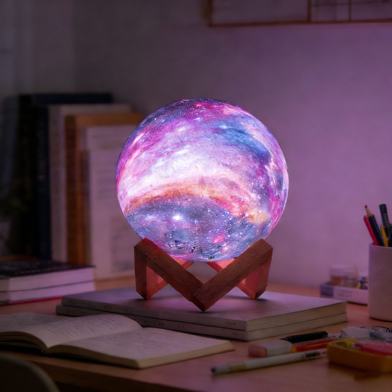 Casativo Nachtlicht 3D Galaxy Mond Lampe 15cm: 16 Farben, dimmbar, Fernbedienung & Holzfuß, Akku Nachtlicht & Deko – Bild 5 von 5