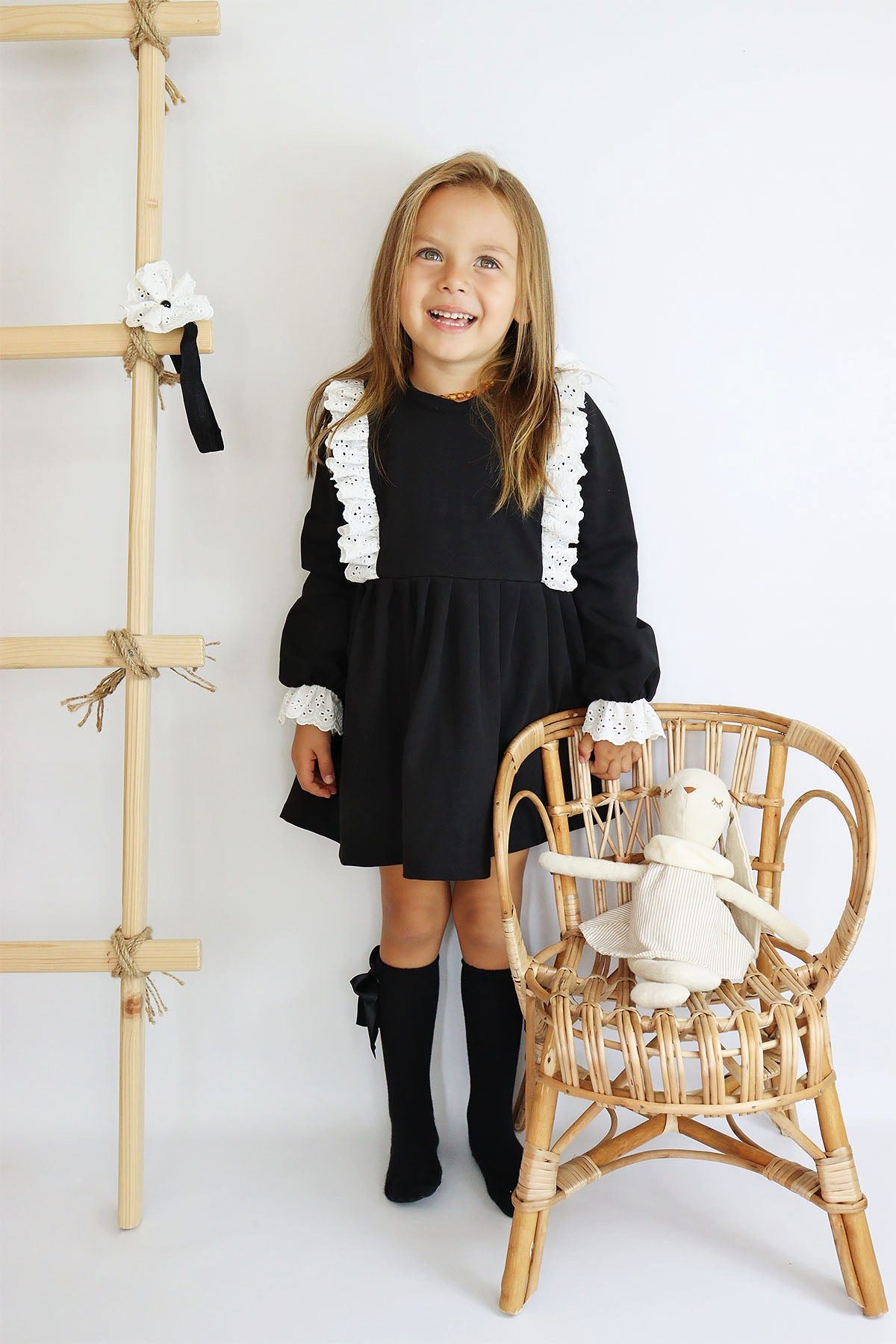 Kleid & Haarband Kleid Elena - Schwarzes Kleid mit Spitze, Rüschensaum und Haarband