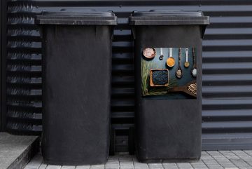 MuchoWow Wandsticker Kräuter - Löffel - Gewürze - Küche (1 St), Mülleimer-aufkleber, Mülltonne, Sticker, Container, Abfalbehälter