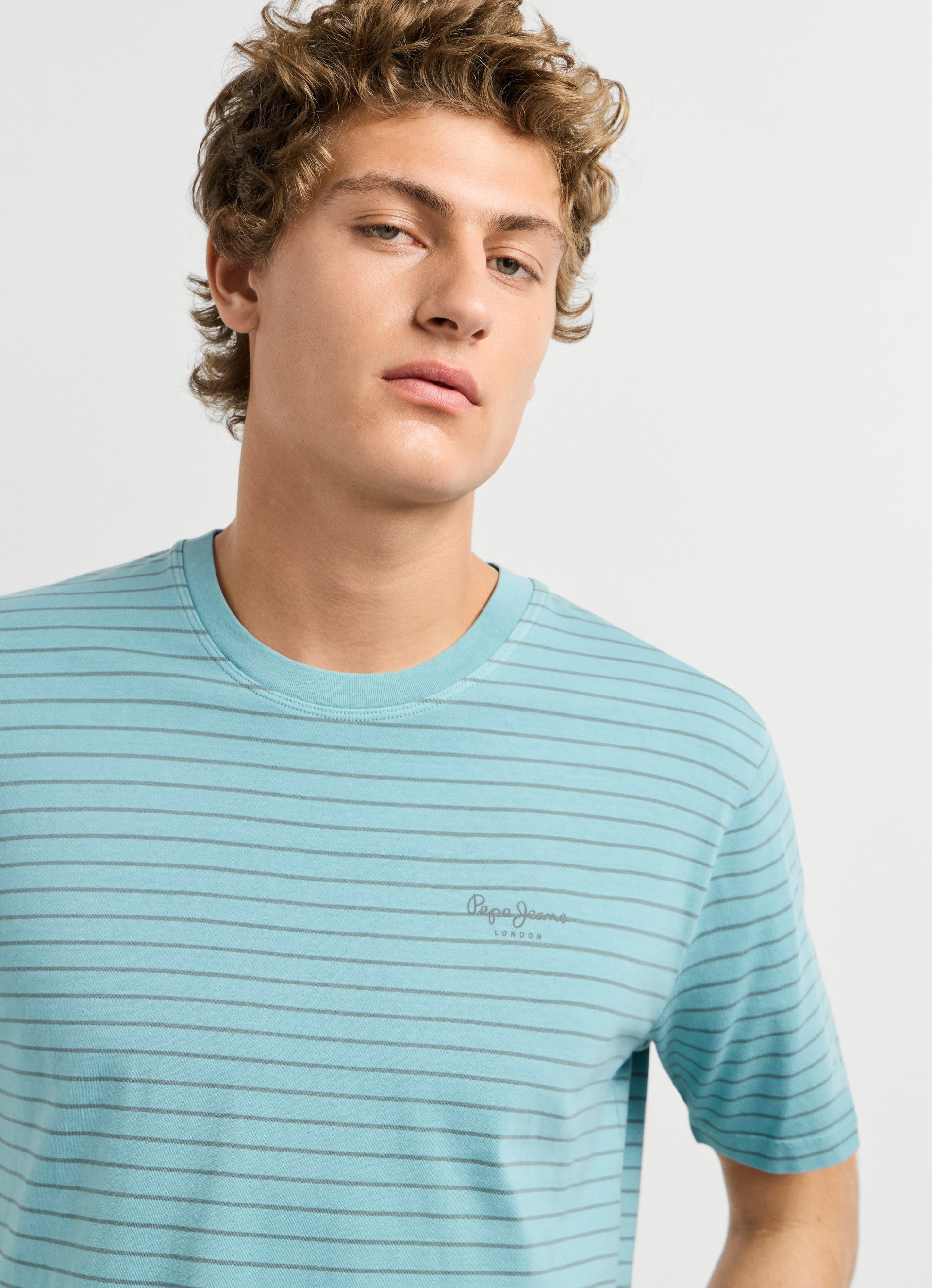 Pepe Jeans T-Shirt JACKO mit kleinem Ton-in-Ton Logoschriftzug – Bild 4 von 5