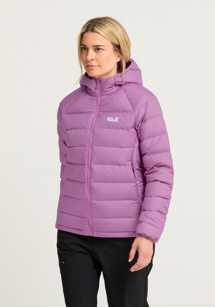 Jack Wolfskin Daunenjacke WILD PASS DOWN HOODY W RDS mit Kapuze, warm gefüttert, wind- und wasserabweisend, leicht