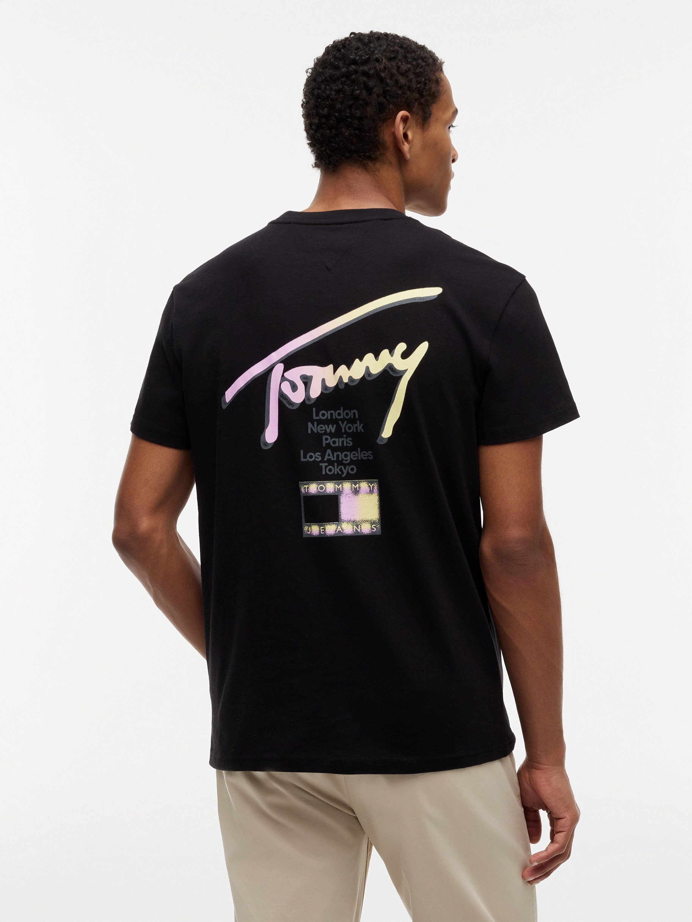 Tommy Jeans T-Shirt TJM REGULAR CITY SIGNATURE mit Tommy-Signatur-Logo auf dem Rücken