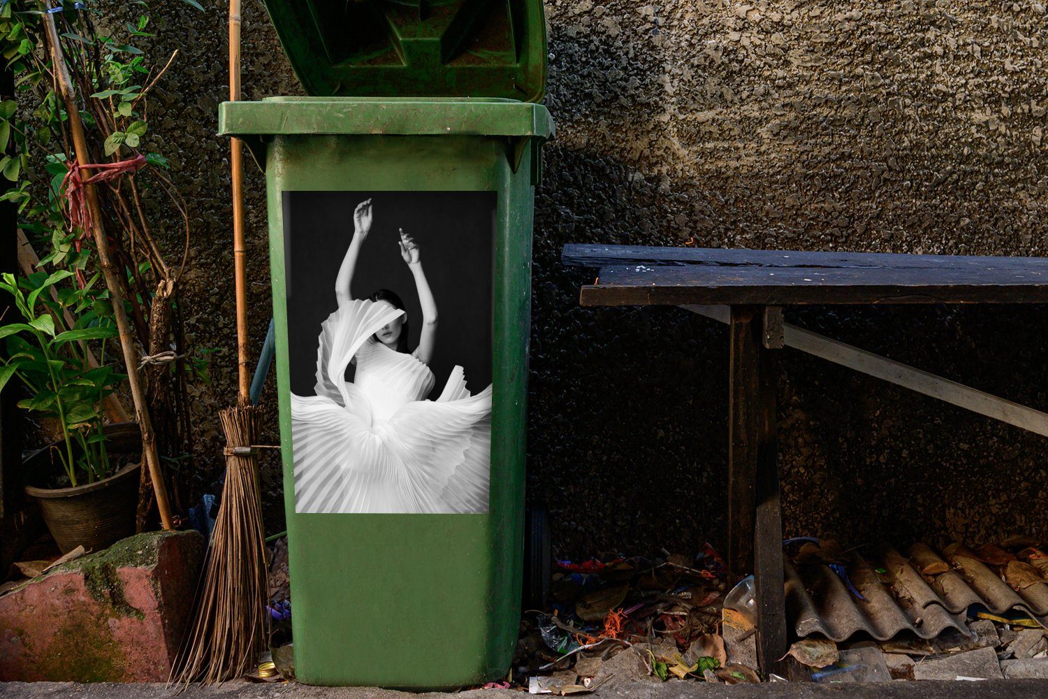 Sticker, Wandsticker und Mülleimer-aufkleber, St), - - Porträt Frau Schwarz Abfalbehälter MuchoWow - Tanz (1 Kleid Container, - weiß Mülltonne,