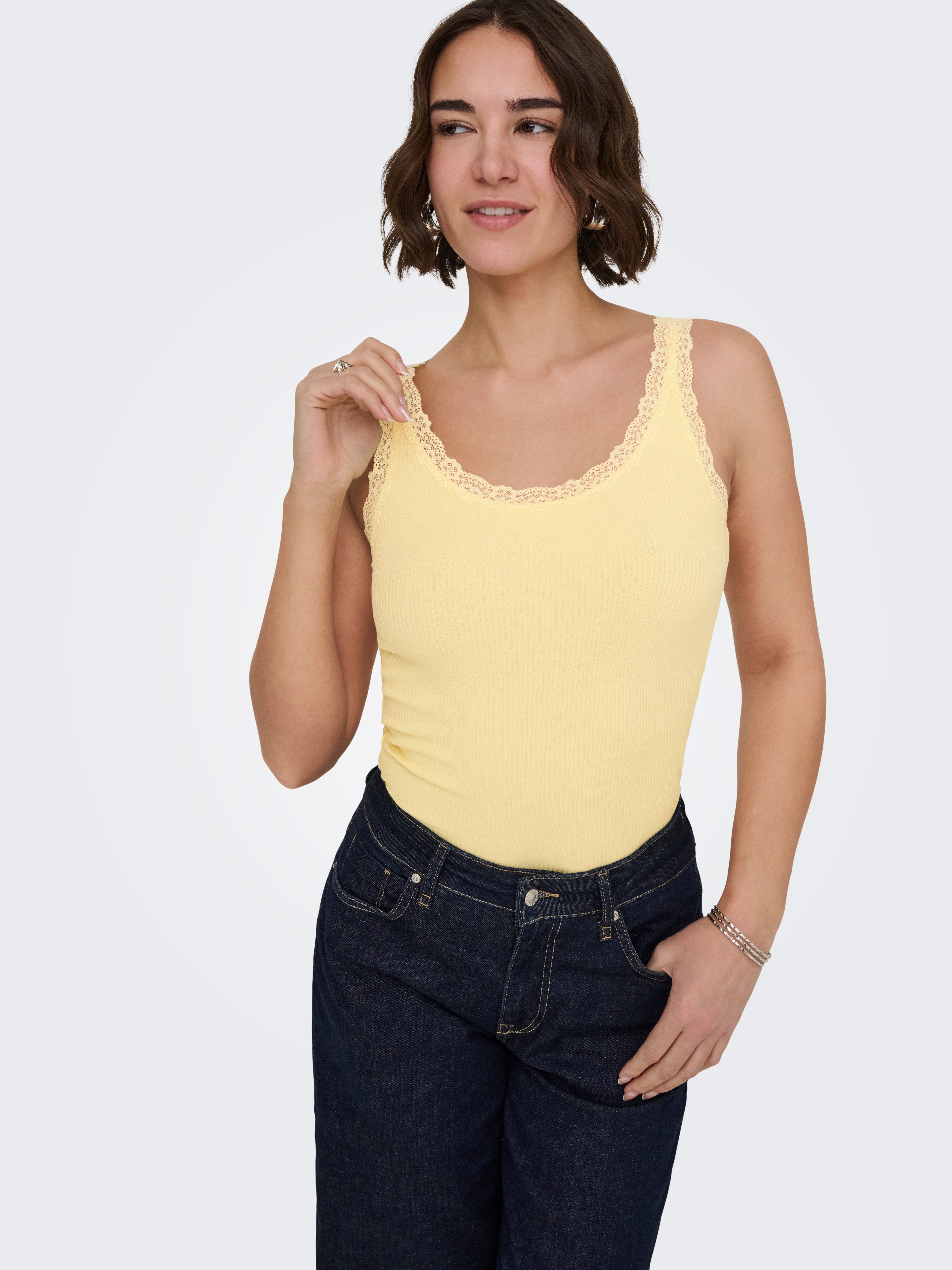 ONLY Tanktop ONLSARA – Tanktop mit Spitzendetail am Ausschnitt Baumwollmischung, regular fit