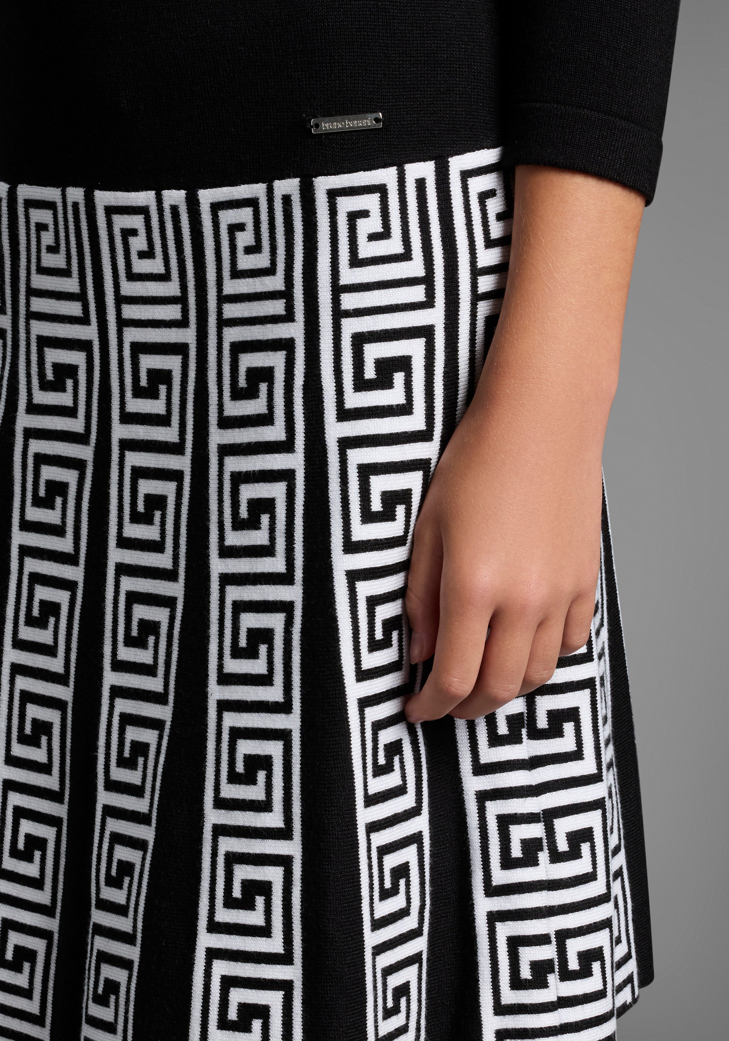 Bruno Banani Strickkleid Strickkleid mit Faltenrock und Jacquardmuster Für TEENS. Trendiges Strickkleid