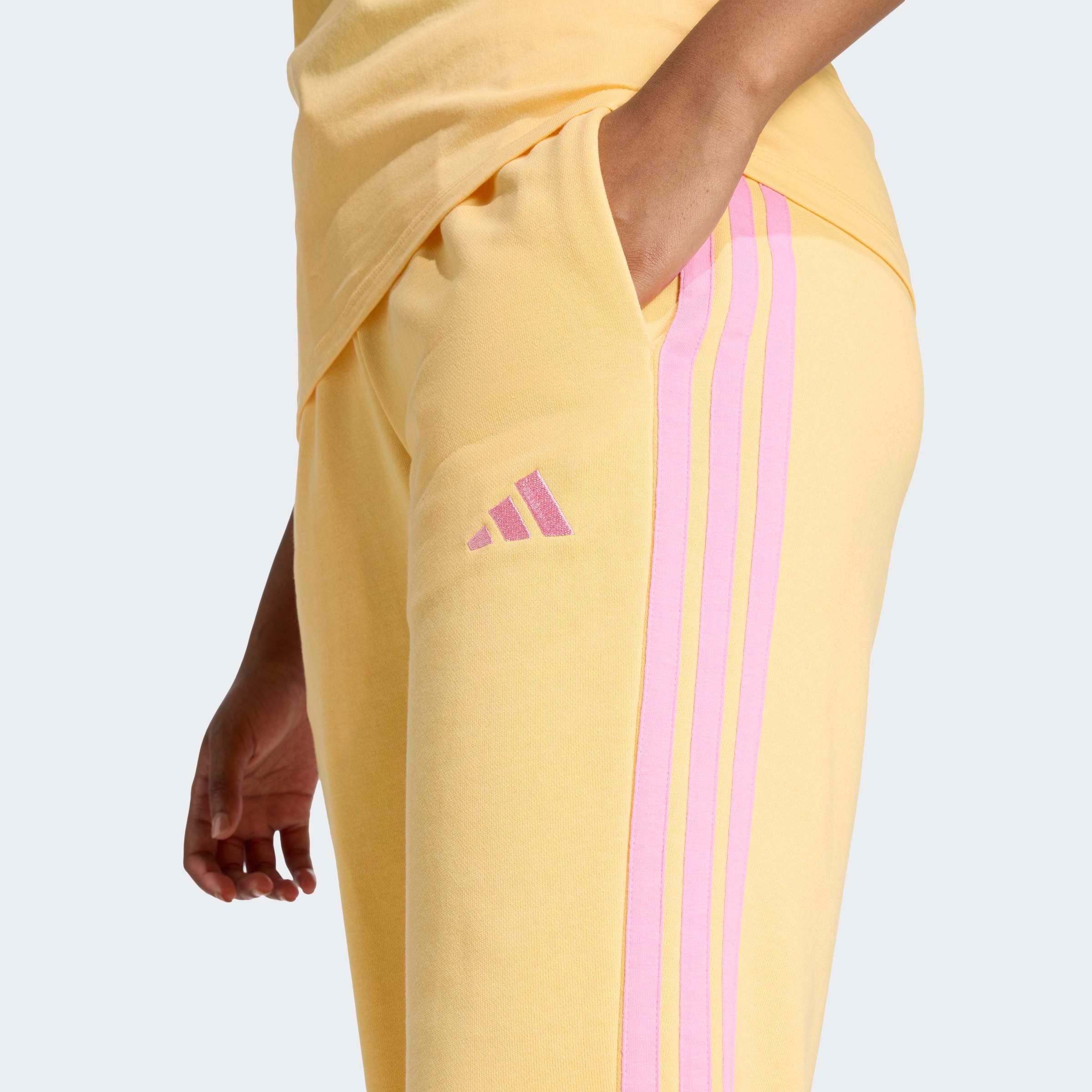 adidas Sportswear Sporthose ESSENTIALS 3-STREIFEN FRENCH TERRY CUFFED Reguläre Passform, mittelhoher Bund, weiches French Terry Material