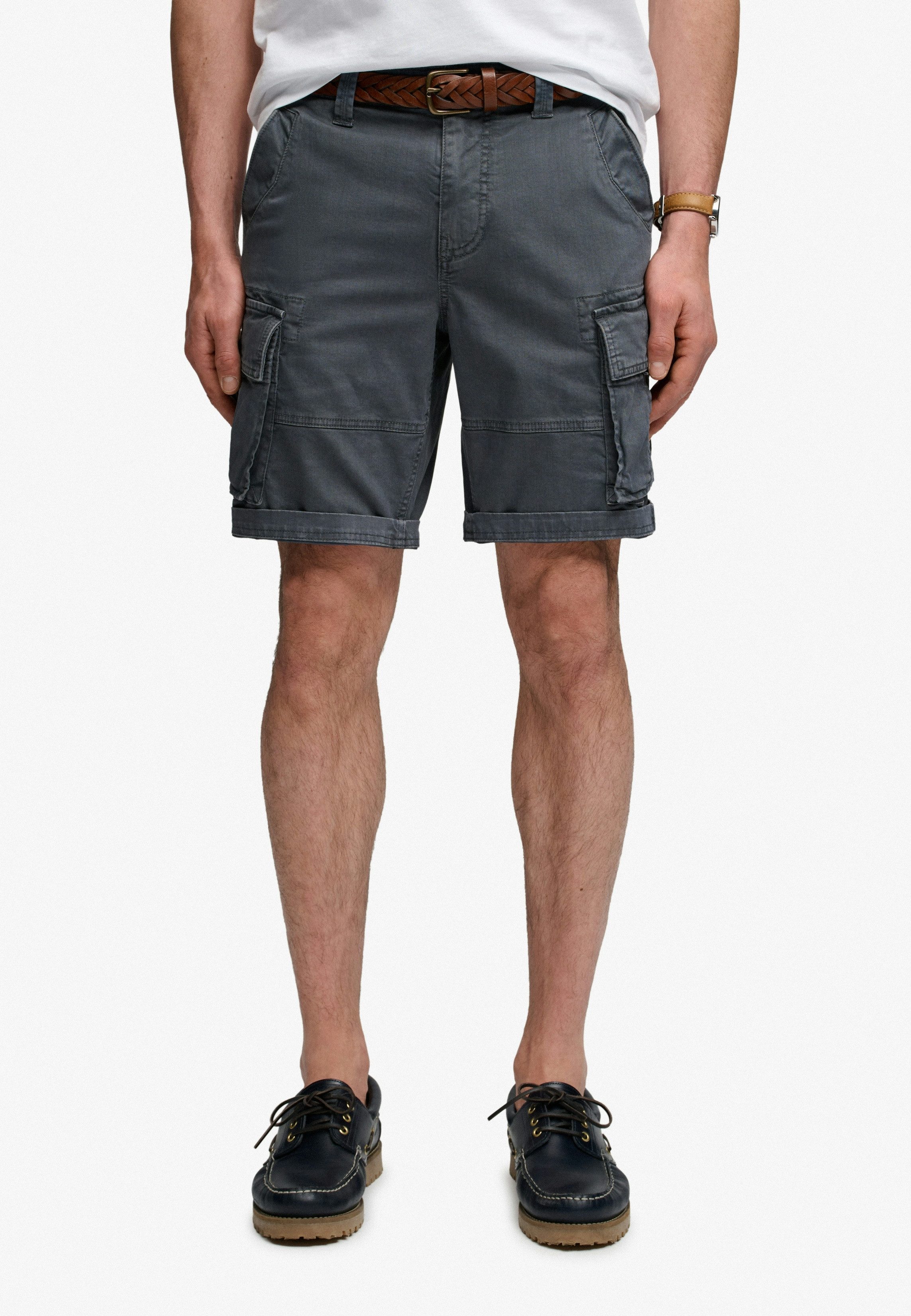 Superdry Cargobermudas CORE CARGO SHORT Straight Fit, mit Reißverschluss und 1-Knopf-Verschluss, knielang