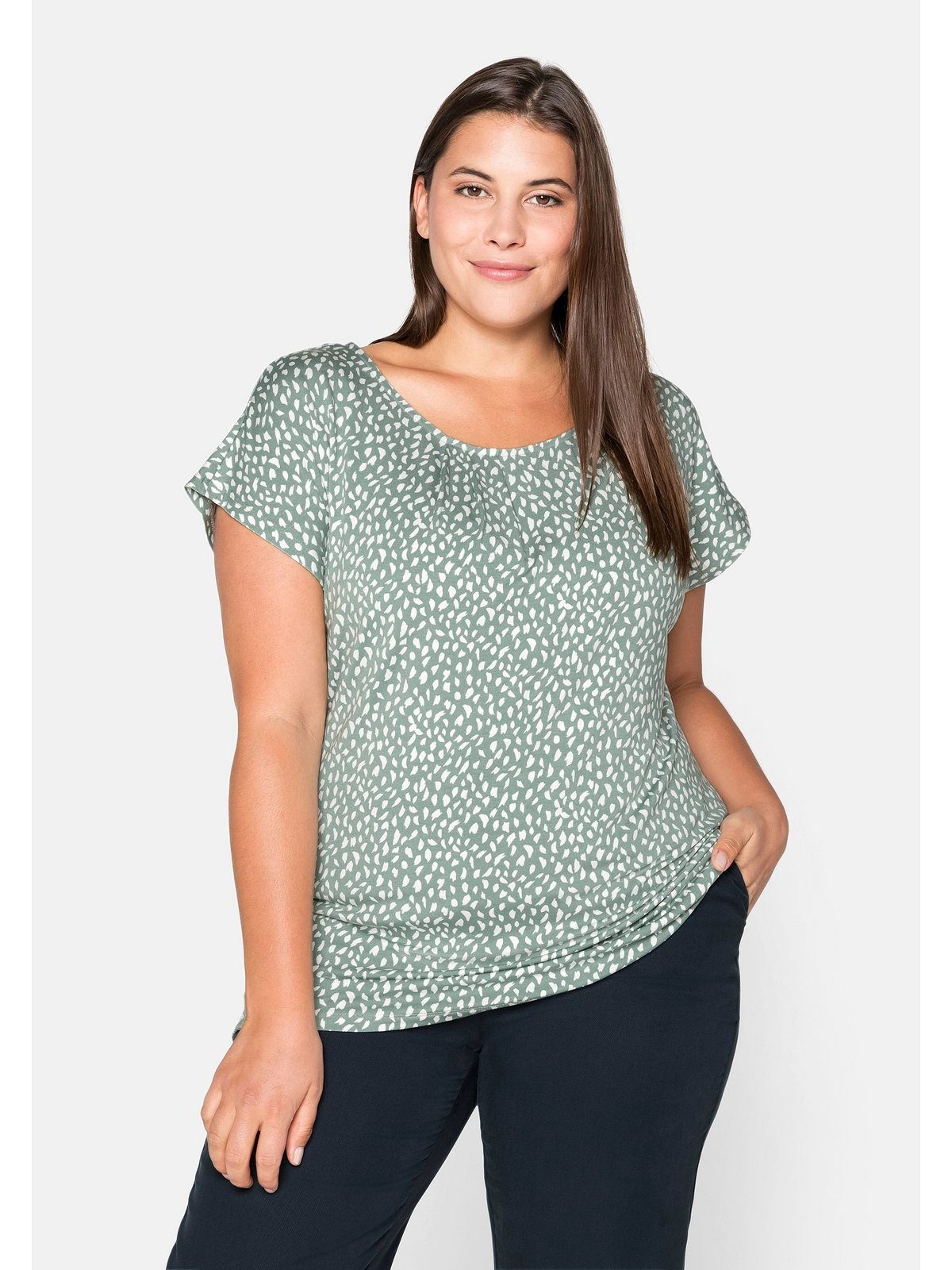 Sheego T-Shirt Große Größen mit Alloverdruck und gelegten Falten eukalyptus | T-Shirts