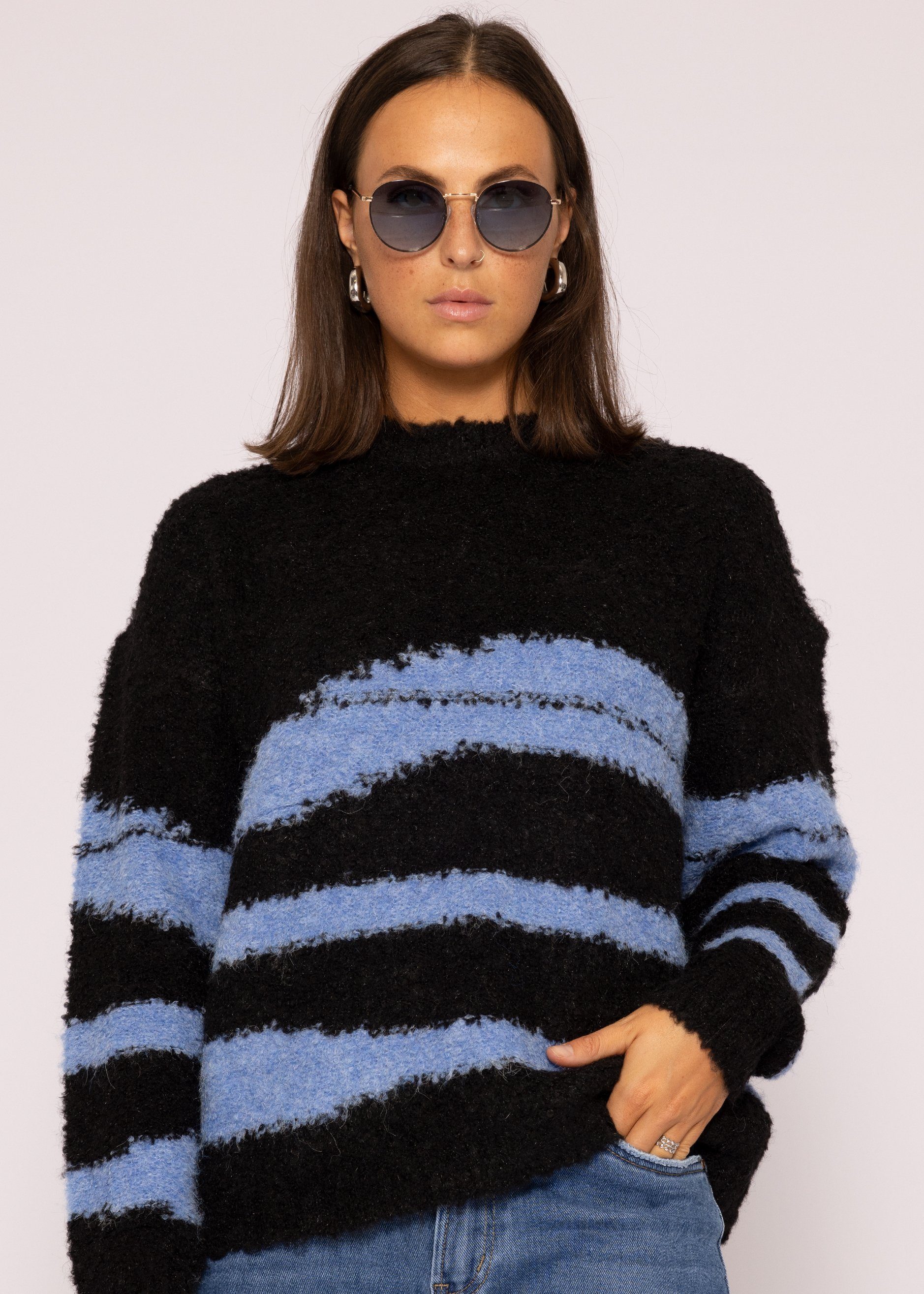 SASSYCLASSY Strickpullover Oversize Pullover Damen aus weichem Bouclé-Strick Lässiger Strickpullover mit Streifen und Rundhals-Ausschnitt, One Size (Gr. 36-40) Hellblau, Schwarz