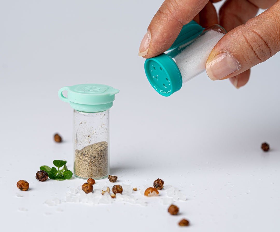 LEKKABOX Salzstreuer Mini 5ml Salzstreuer To Go, 2er Set - Salty kleine aus Glas mit Deckel, Aus Glas und extra klein, nur 4,4 cm – auch ideal für Zucker & Zimt!