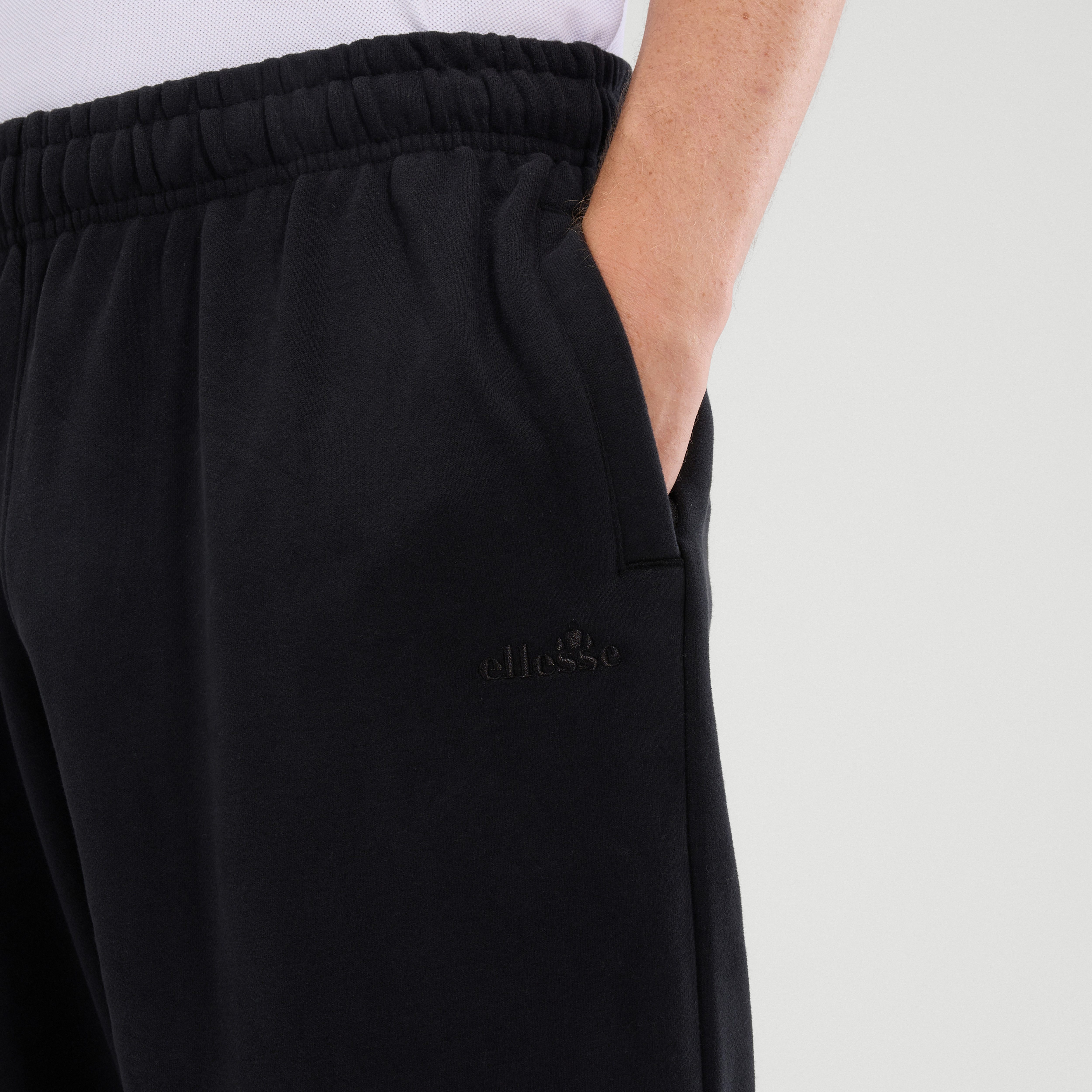 Ellesse Jogginghose PIDEURA JOGGER sportlicher Stil, aus Baumwoll-Polyester-Mischung, leichtes Material