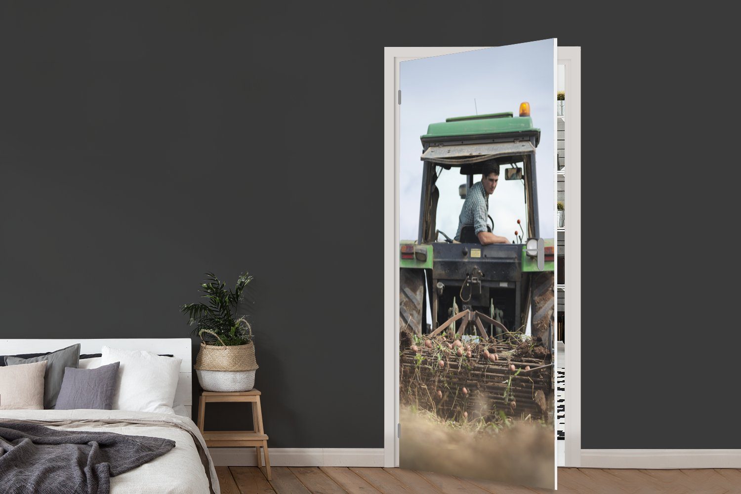 bedruckt, Traktor - für cm (1 - Tür, MuchoWow Fototapete Türaufkleber, St), Matt, Türtapete Landwirt Wolken, 75x205