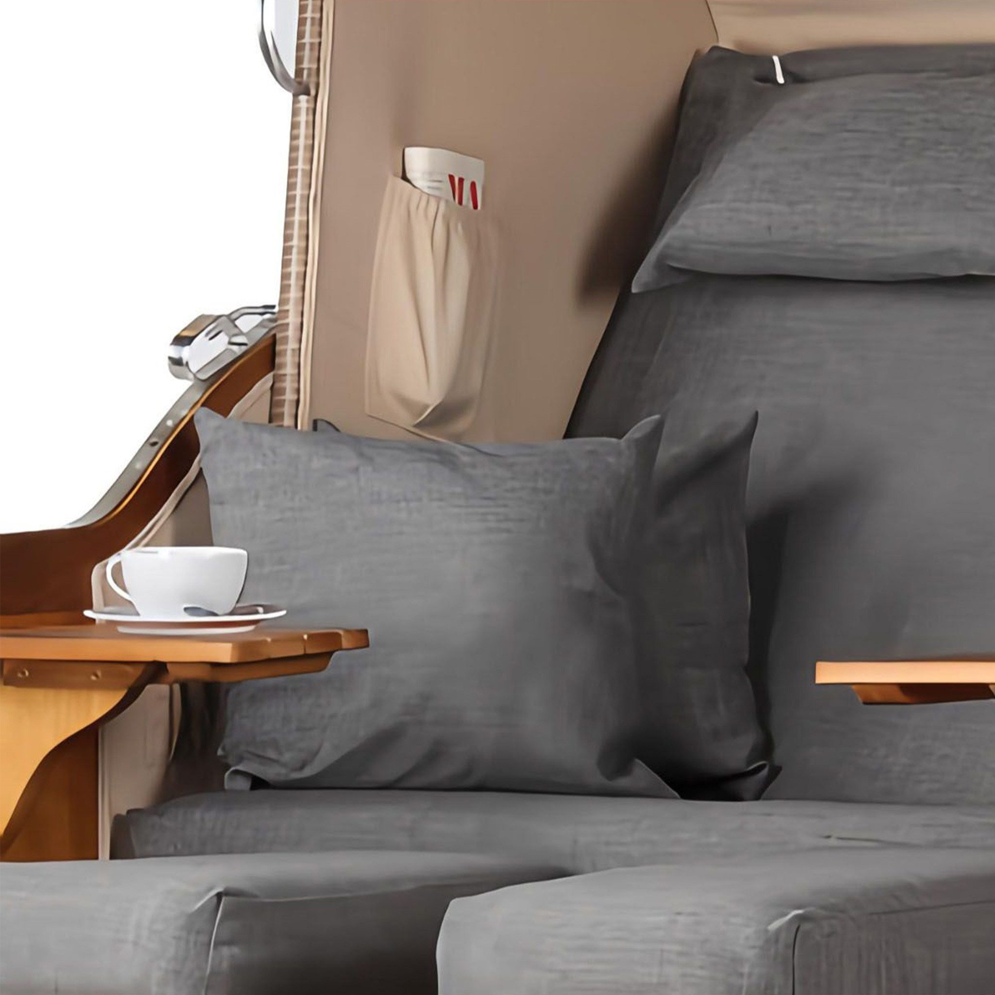 bene living Strandkorb Schleswig Pinie 2-Sitzer - PE mokka - Modell 560, BxTxH: 120x80x160 cm, Volllieger, Ostsee-Strandkorb, (Strandkorb-Komplettset, 4-tlg., Strandkorb, Schutzhülle, Doppellenkrollen und Glas-/Becherhalter), inkl. Windschutzfolie, Bistrotischen und bequemer Polsterung