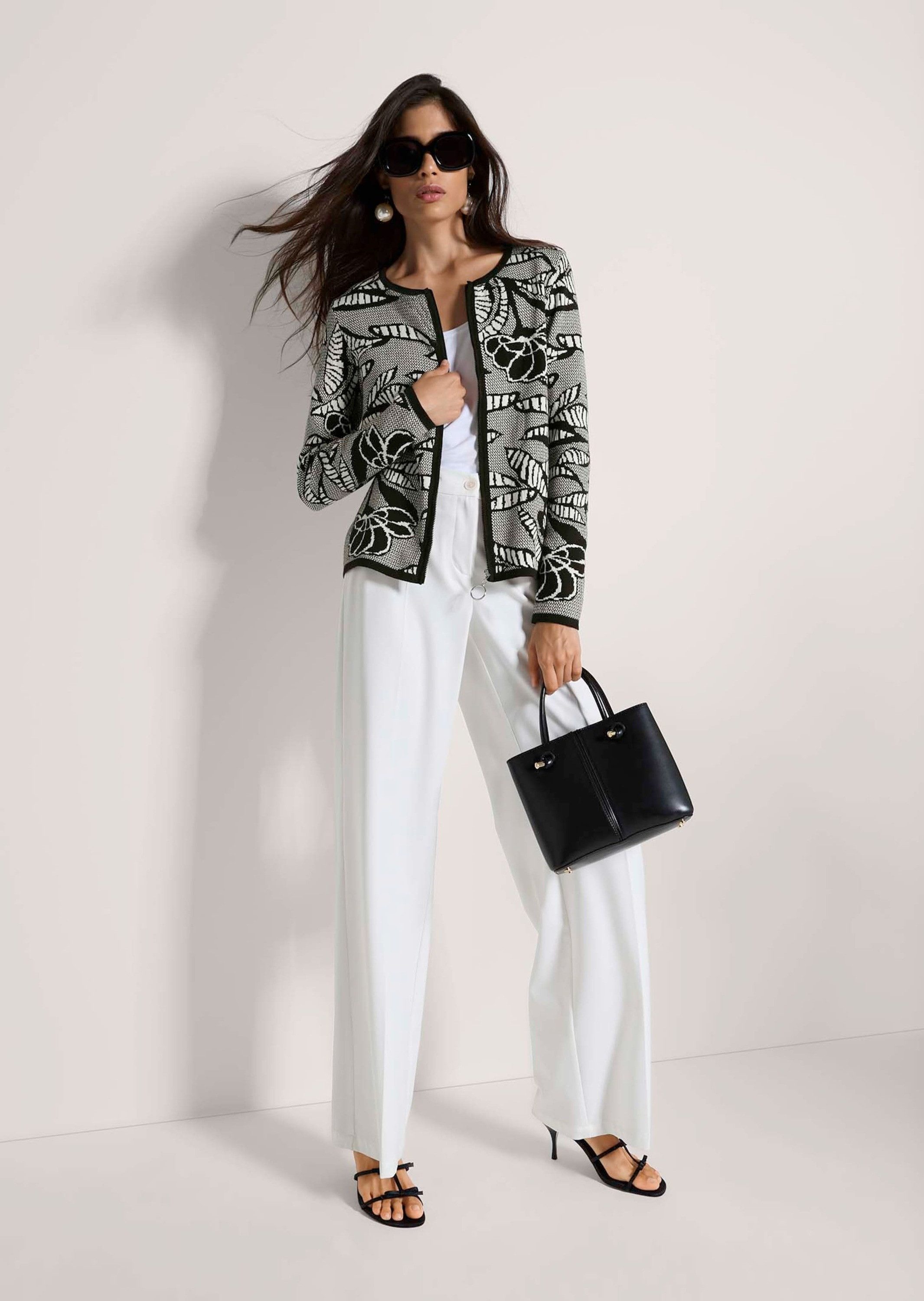 MADELEINE Strickjacke Elegante Jacke im Jacquard-Feinstrick, Musterung Kontrastreiche Strickjacke mit Jacquard-Muster, Rundhalsausschnitt