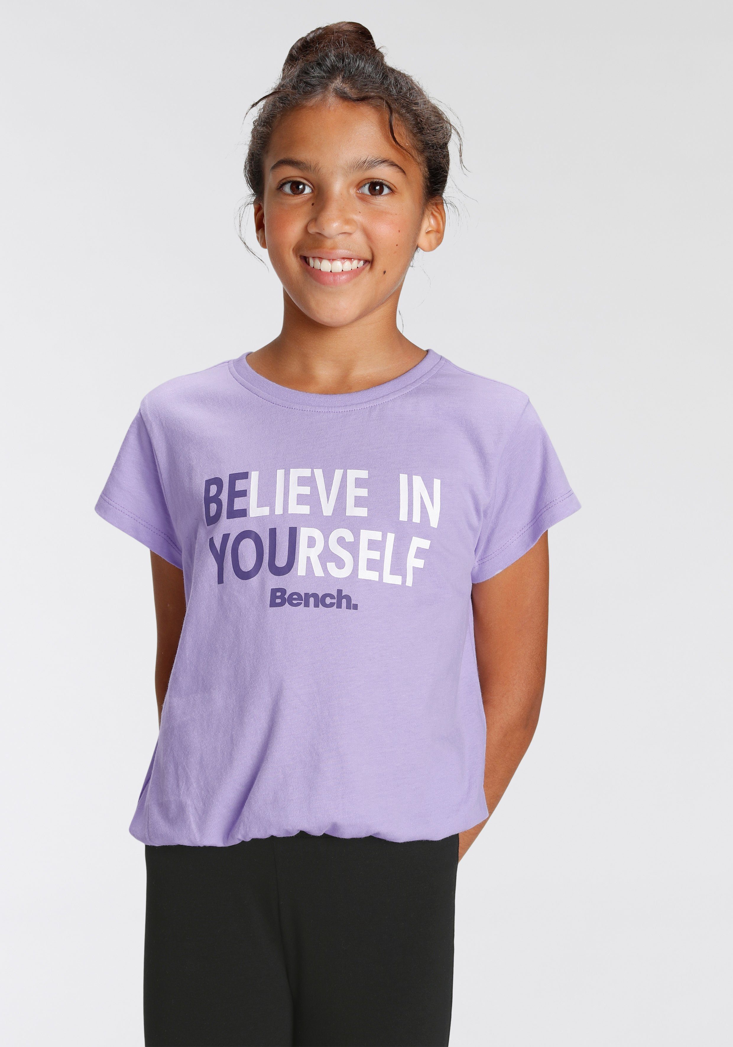 Bench. T-Shirt BELIEVE IN am Saum mit YOURSELF Gummizug