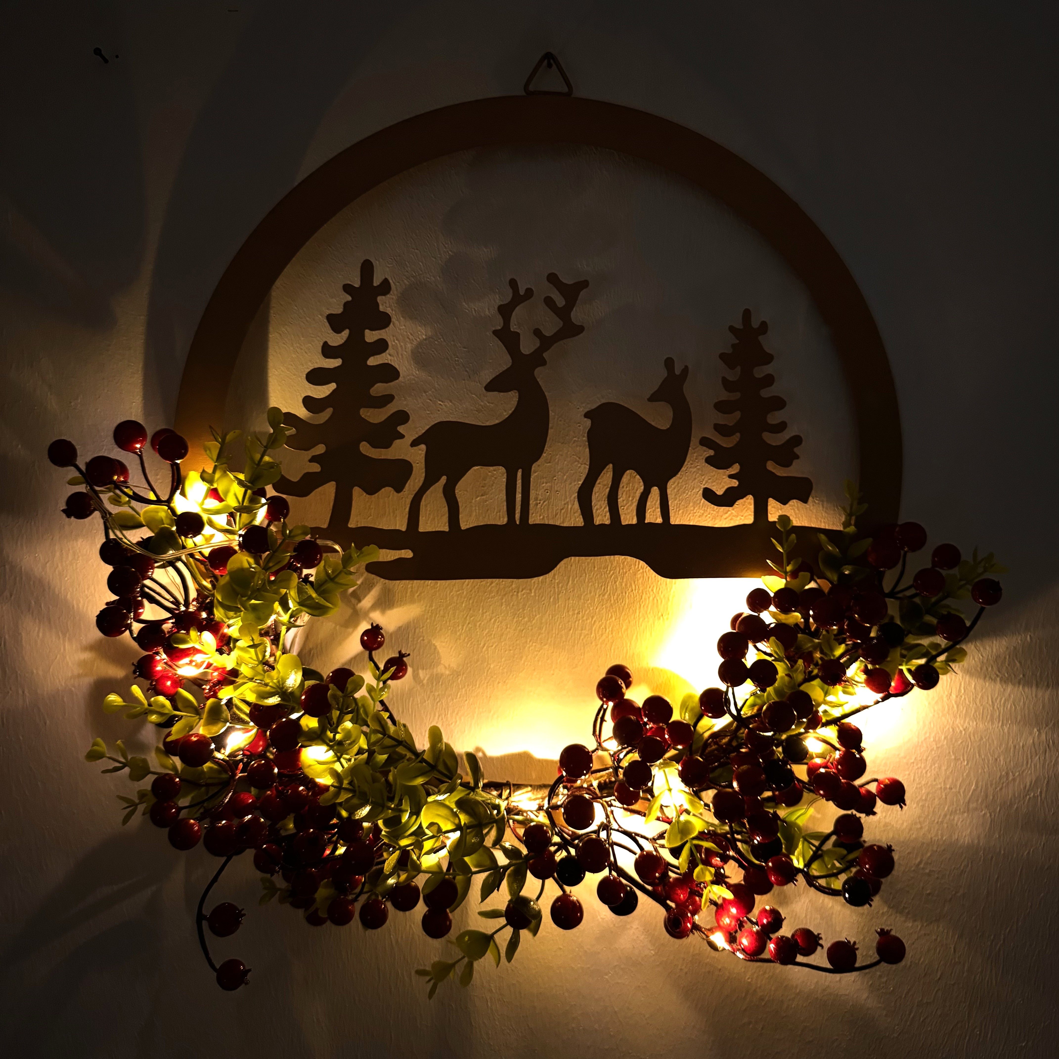 Online-Fuchs Dekokranz - Türkranz mit Winterbeere, LED-Lichterkette und 6-Stunden Timer, stimmungsvolle Waldszene mit warmweißer Beleuchtung