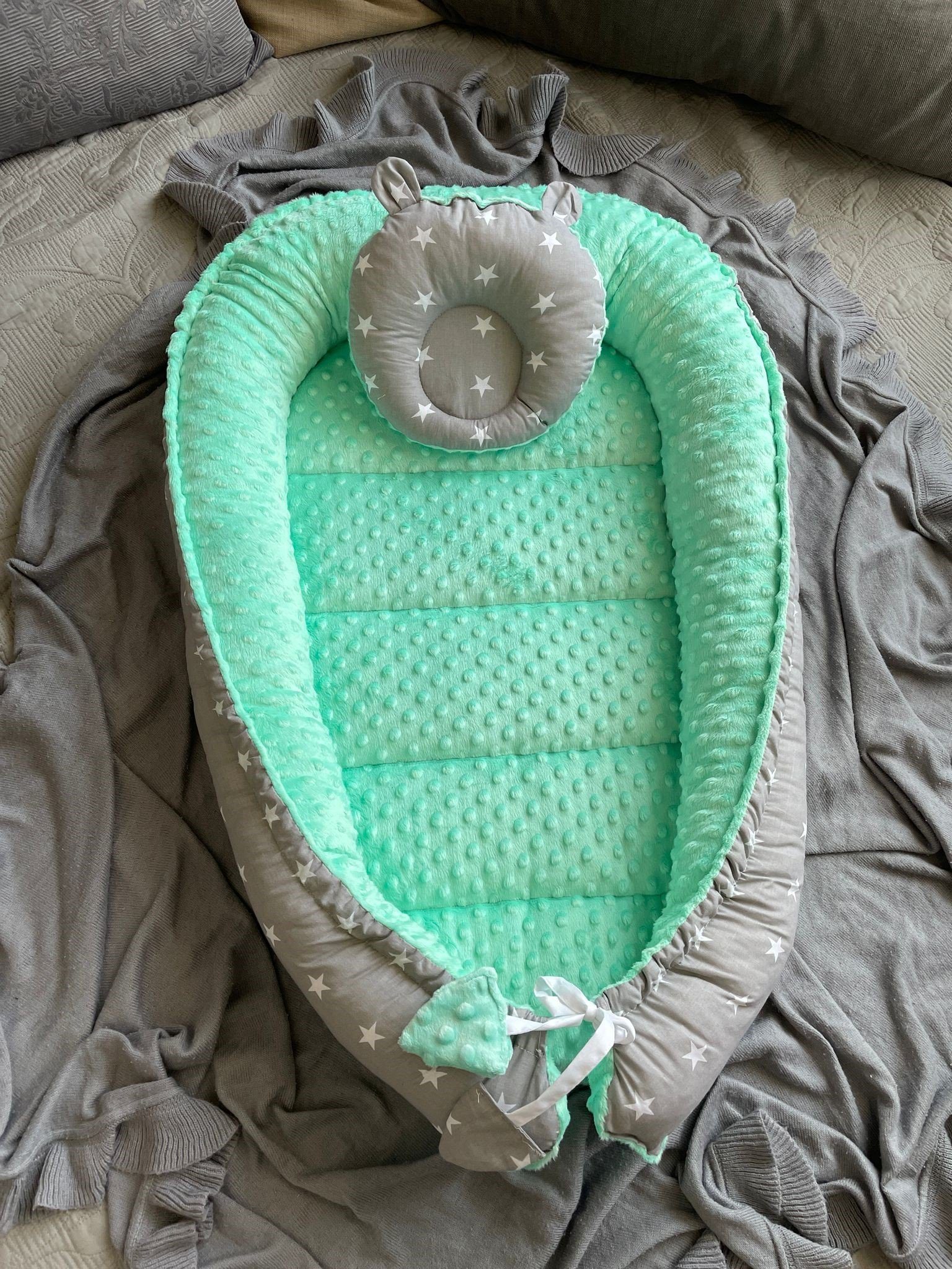 Loolay Wickelauflage BABYNEST MINKY Minze/ Sterne Grau Unterlage Babyaustattung SET (Unterlage SOLO oder im Geschenk SETS, 2-tlg., Neugeborene Reise Nestchen, Babynestchen, Reisebett von LOOLAY), LOOLAY® - 100% Europäische Stoffe und Kleinserien-Nähen! 2. Nestchen + Bärchen