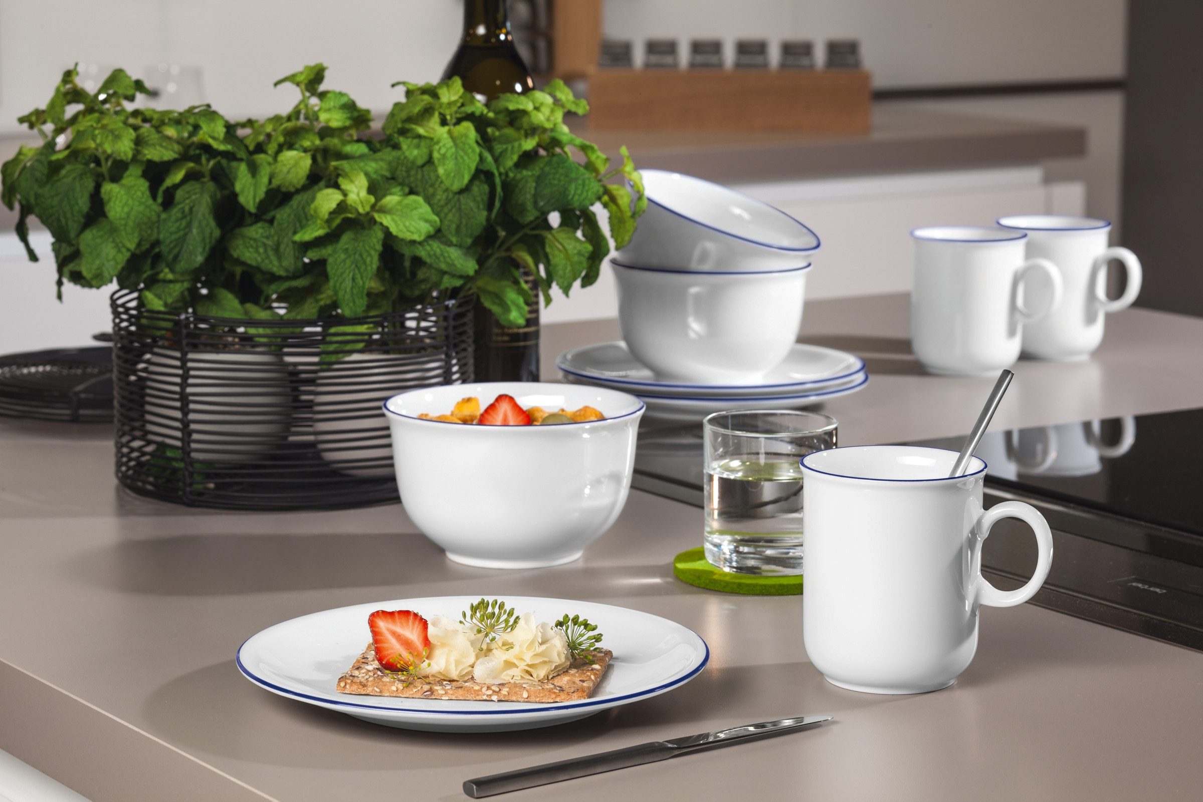 Seltmann Weiden Kaffeeservice Geschirr-Set, Service Compact Blaurand (18-tlg), 6 Personen, Porzellan, Teller, Tassen, Untertassen, Made in Germany, 18 Teile, für 6 Personen