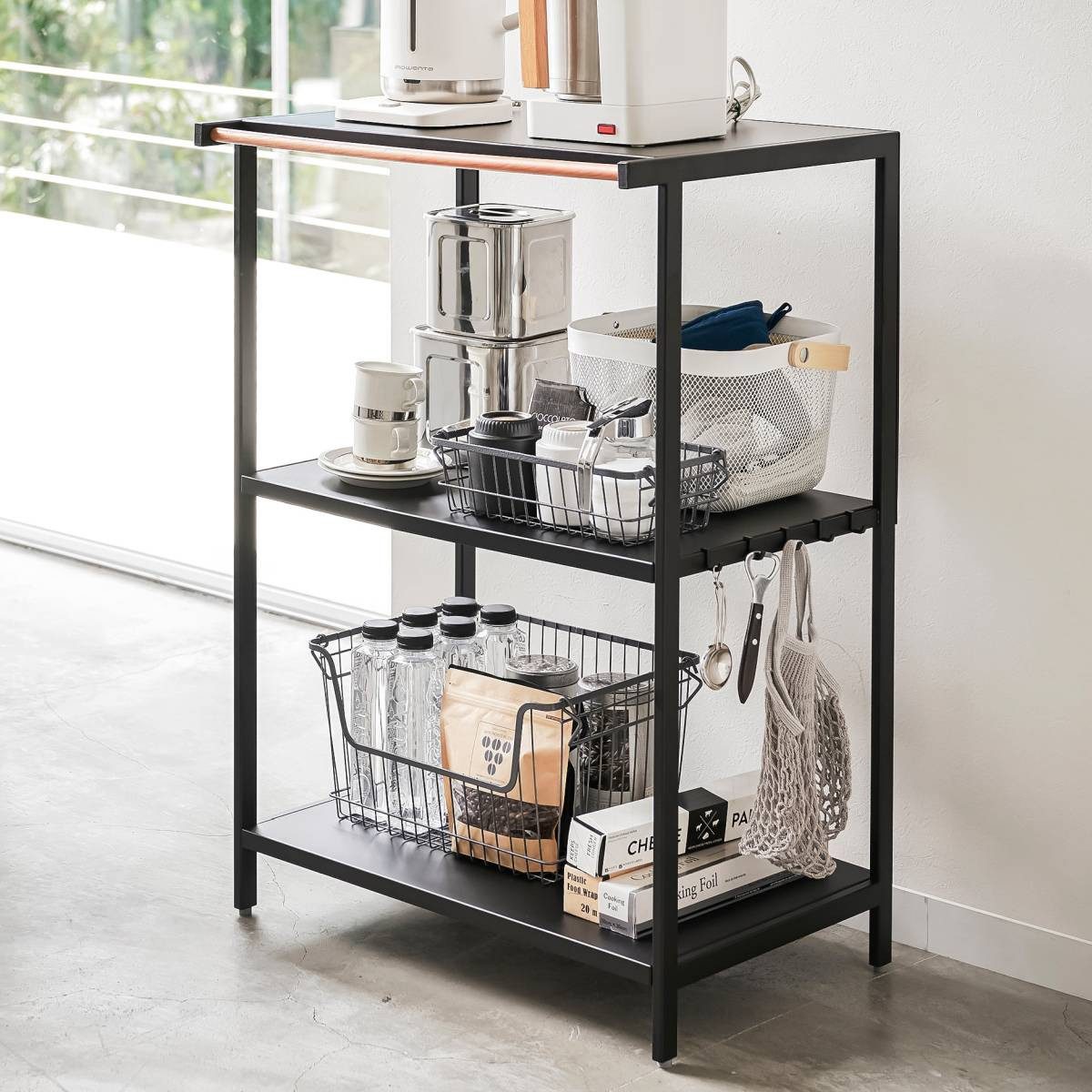 Yamazaki Küchenregal "Tower" Regal 60x90x46cm Standregal mit 3 Ebenen, platzsparend, schwarzes Metallregal, 5 Aufhängehaken, Handtuchstange