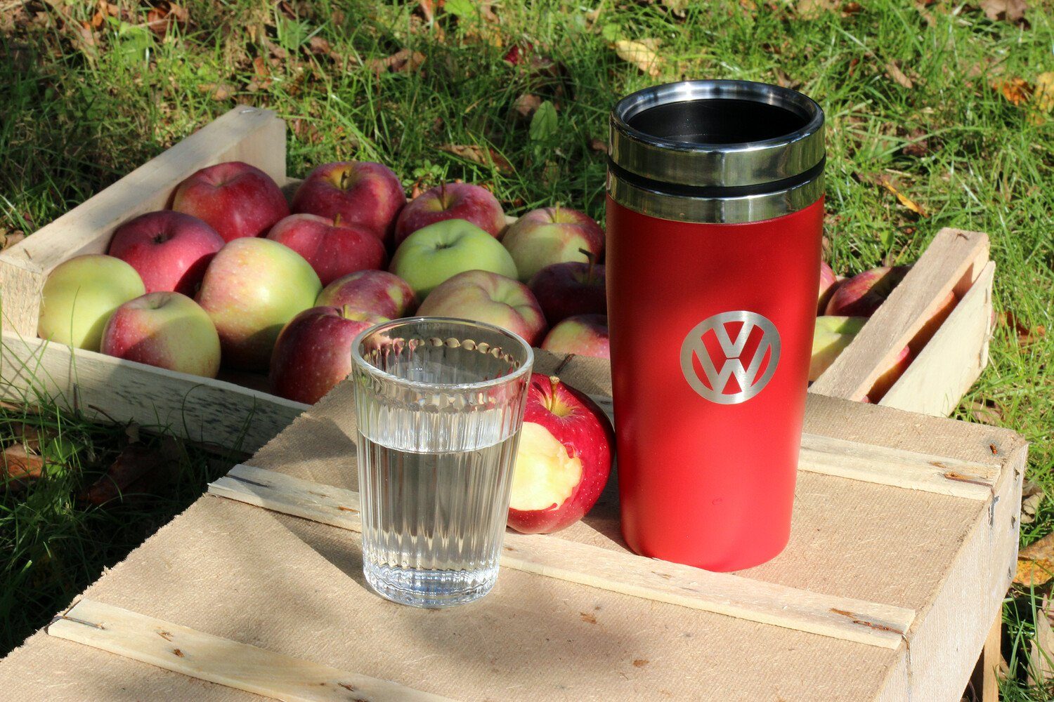 VW Collection by BRISA Coffee-to-go-Becher Volkswagen Isolierter-Edelstahl Thermobecher, Edelstahl, Stilvoller roter Travel Mug mit VW Logo, 450ml – Bild 5 von 5