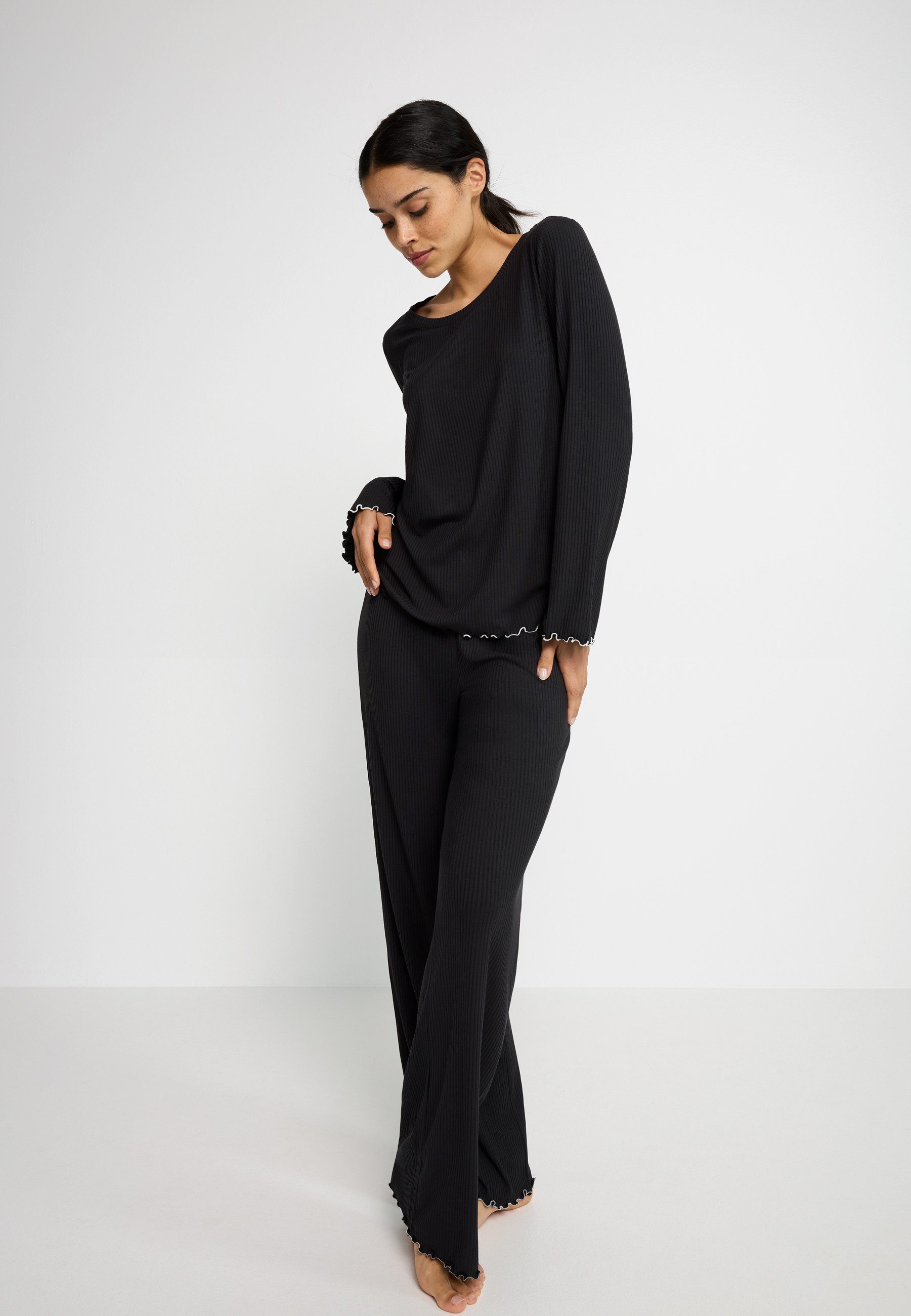 LSCN by LASCANA Pyjama (Set, 2 tlg) mit süßen Kräuselsäumen. Reduzierter Preis € 19,99. Unverbindliche Preisempfehlung € 44,99