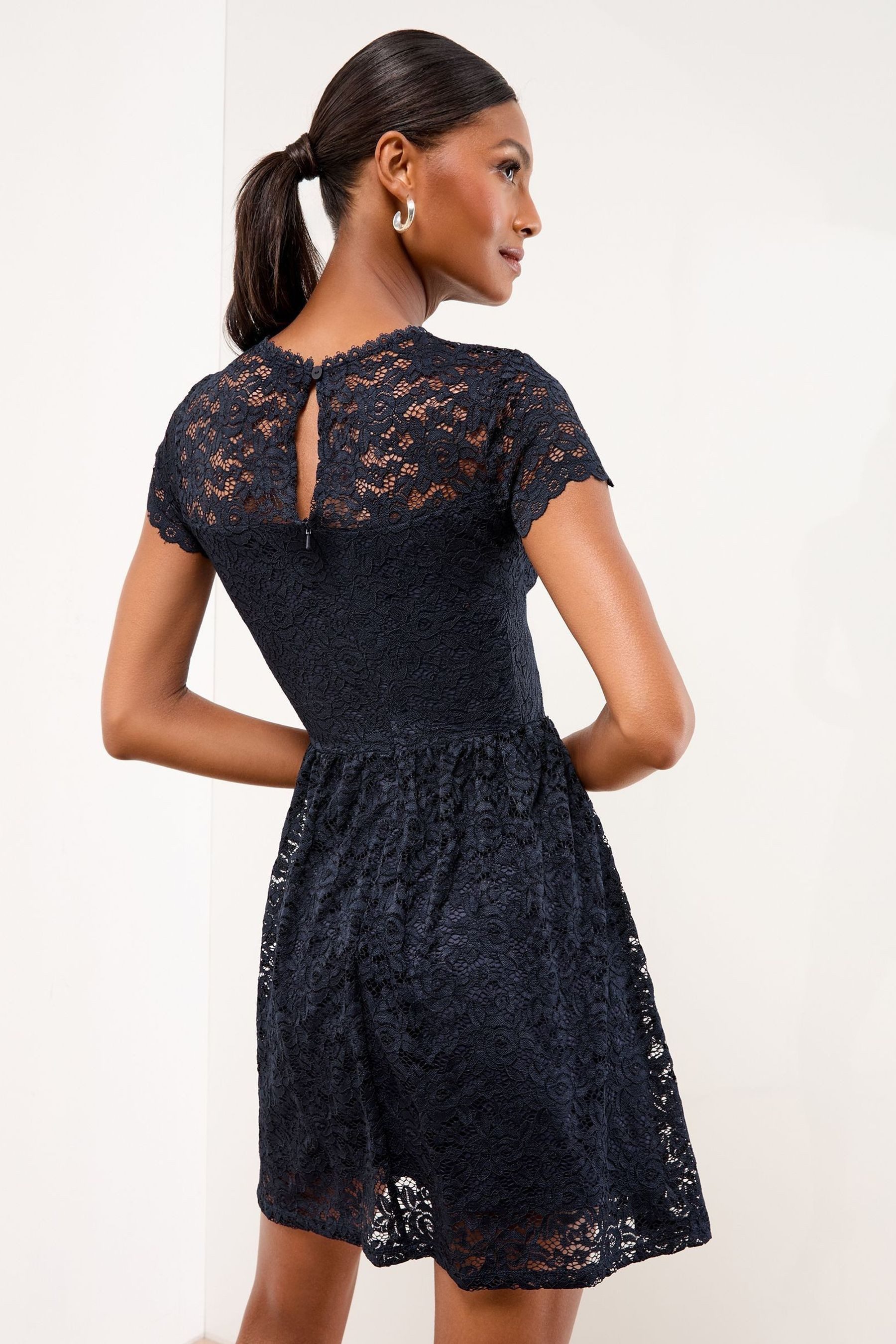 LIPSY Minikleid Lipsy Skater-Minikleid mit Spitze, tiefer Taille (1-tlg) günstig online kaufen