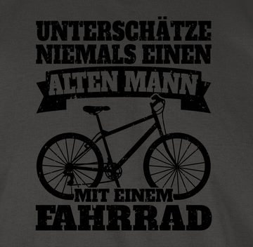 Shirtracer T-Shirt Unterschätze niemals einen alten Mann mit einem Fahrrad - schwarz Fahrrad Bekleidung Radsport